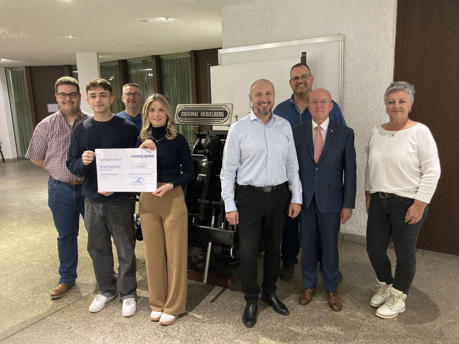 Gruppenfoto bei der symbolischen Scheckübergabe.