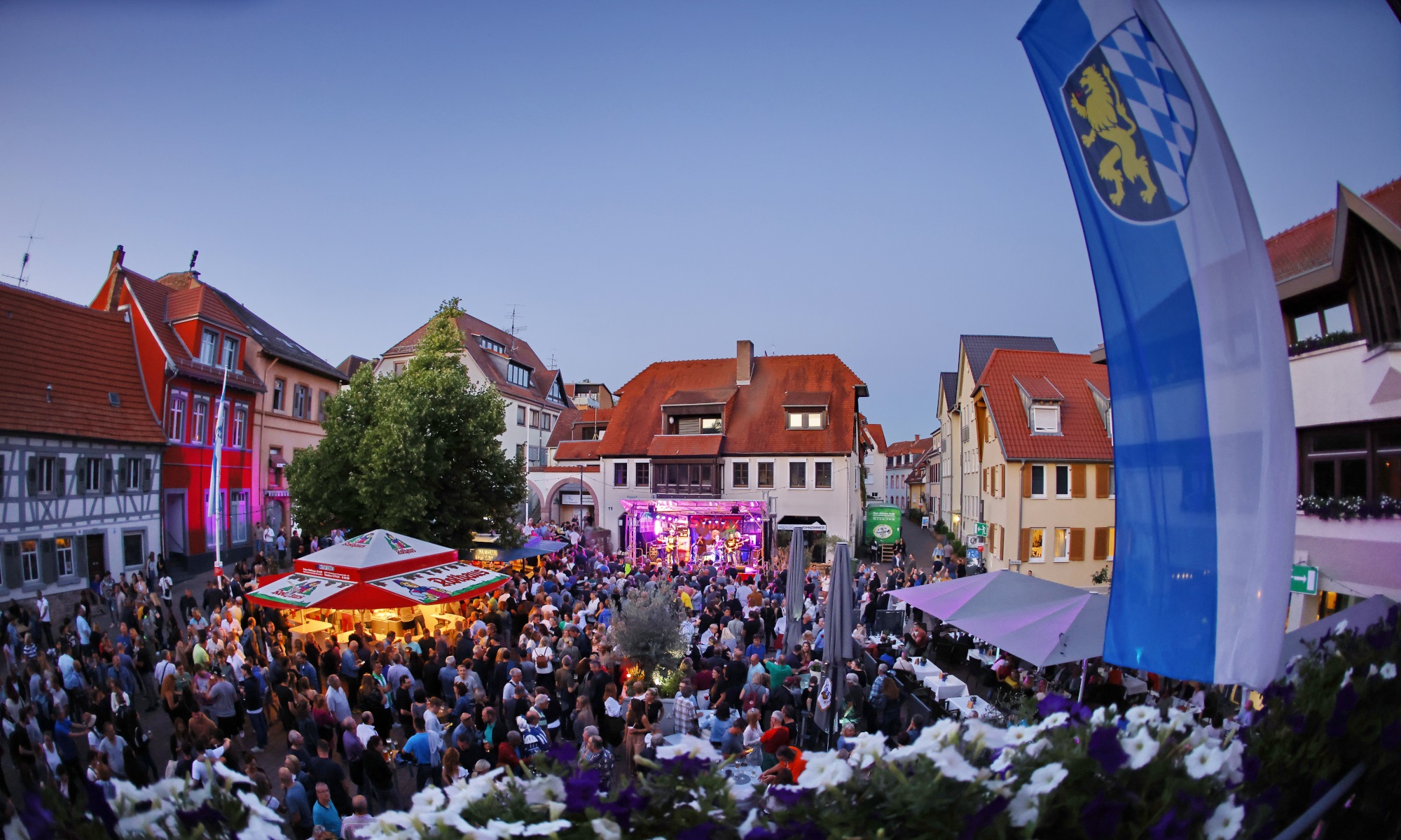 Menschen feiern auf dem Marktplatz.