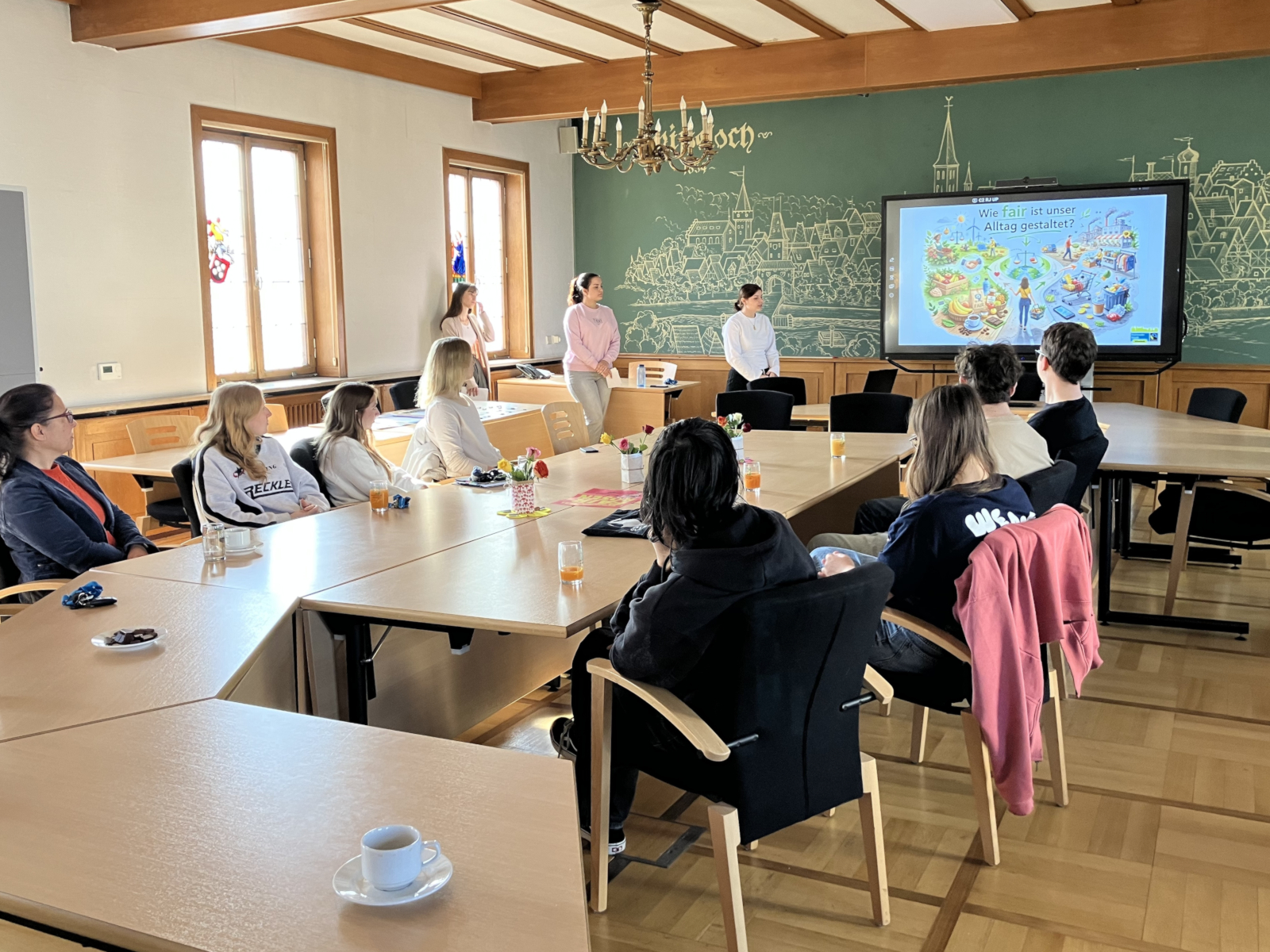 Auszubildende hören dem Vortrag zu.