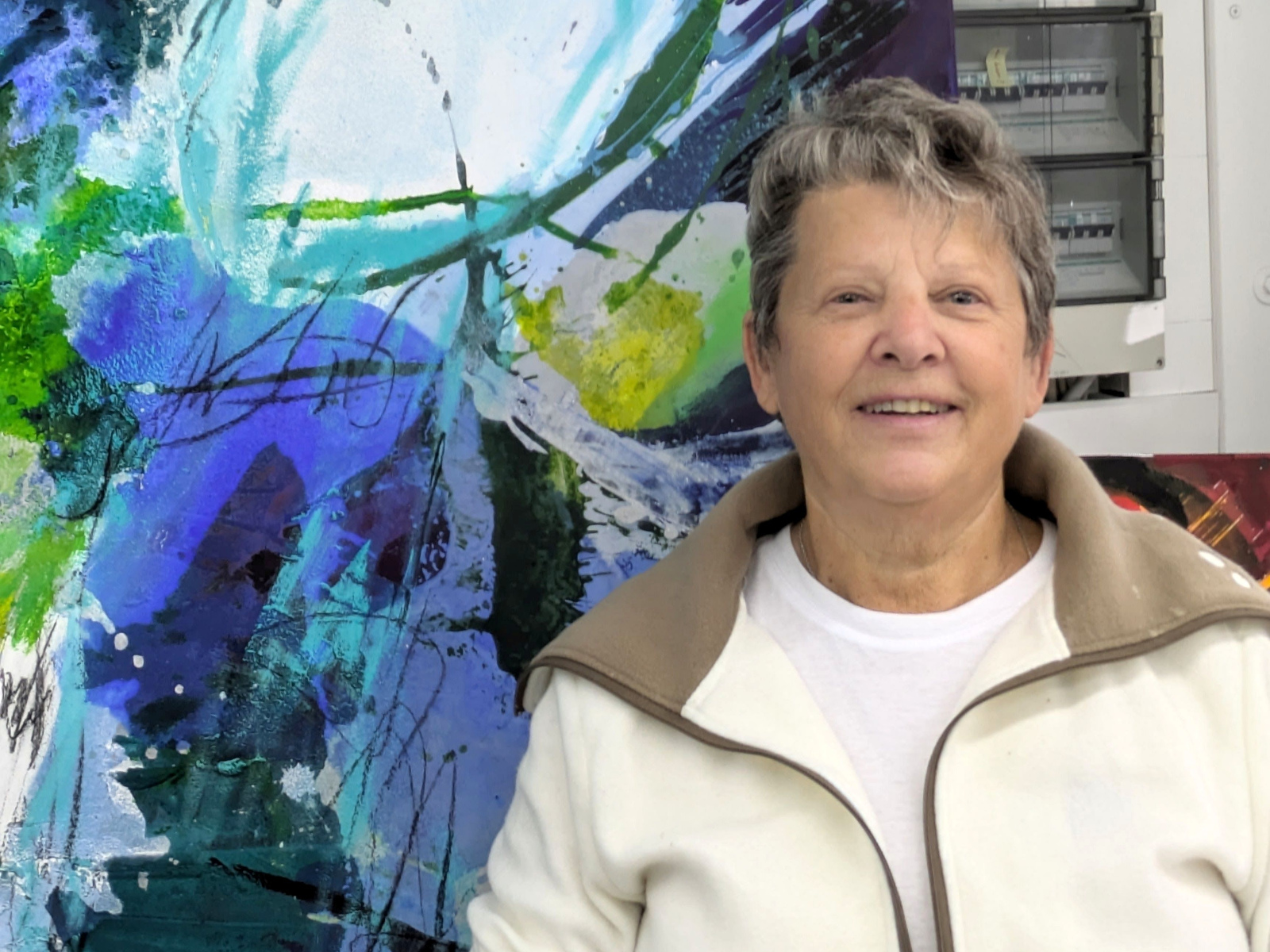 Künstlerin Renate Mörtel vor einem ihrer Werke.