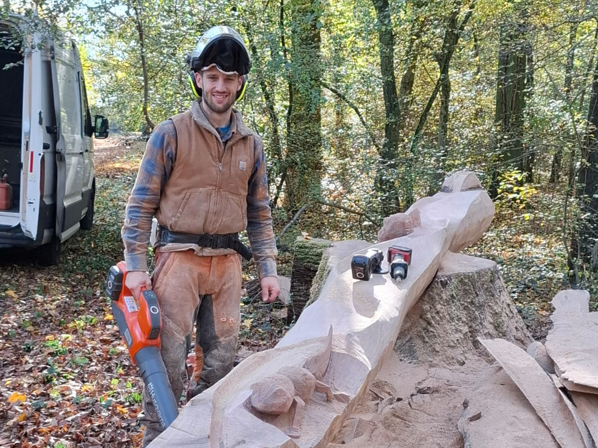 Micha Reichert gestaltet mit Kettensägen-Kunst eine Murmelbahn.