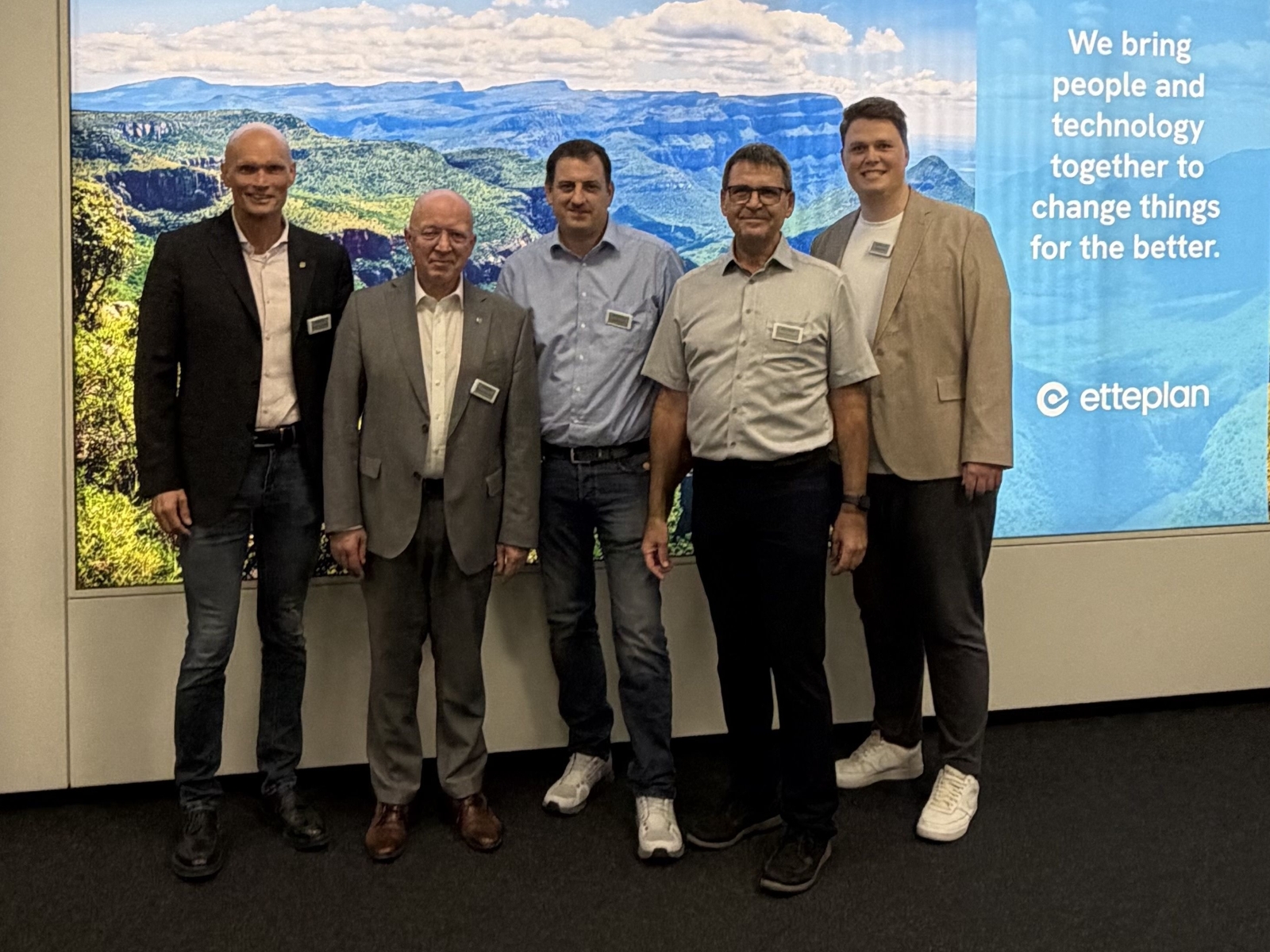 Gruppenfoto OB Elkemann, BM Sauer, Wirtschaftsförderer Krauter und Dominik Sommer und Werner Rensch vom Unternehmen Etteplan. 