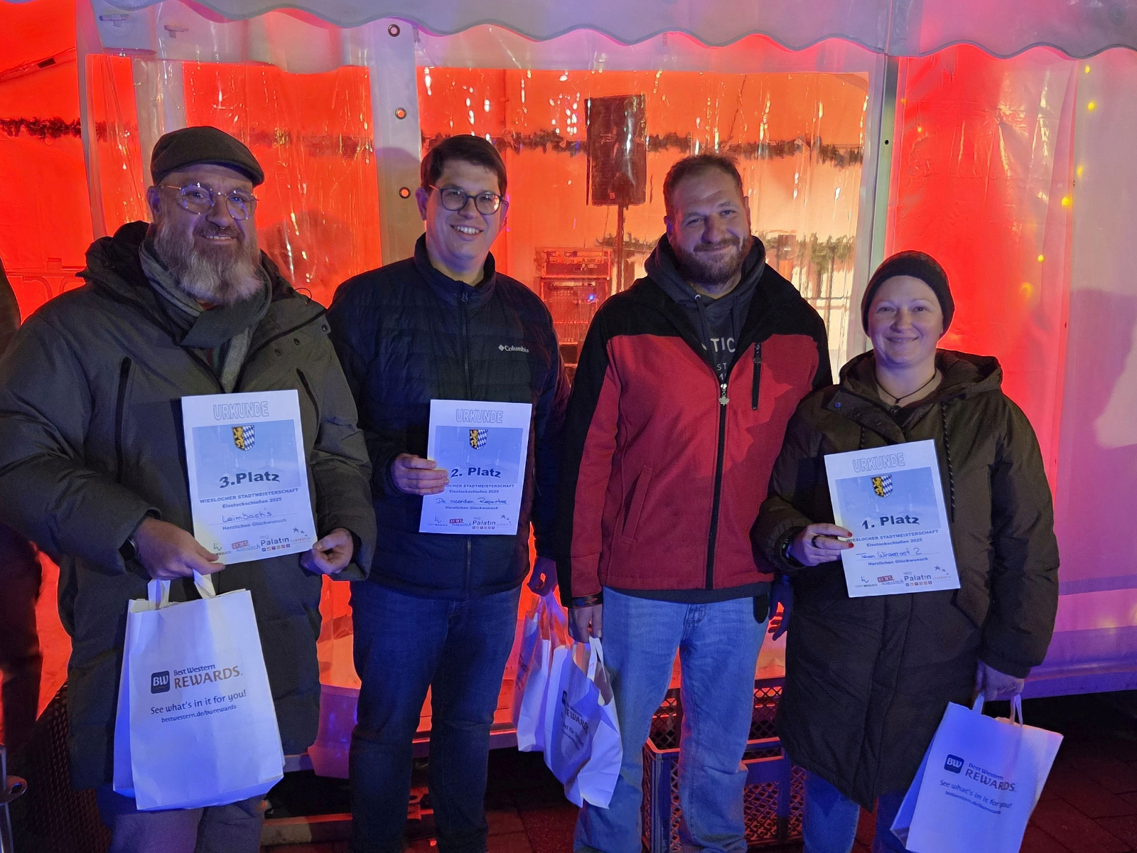 Strahlende Siegermannschaften.