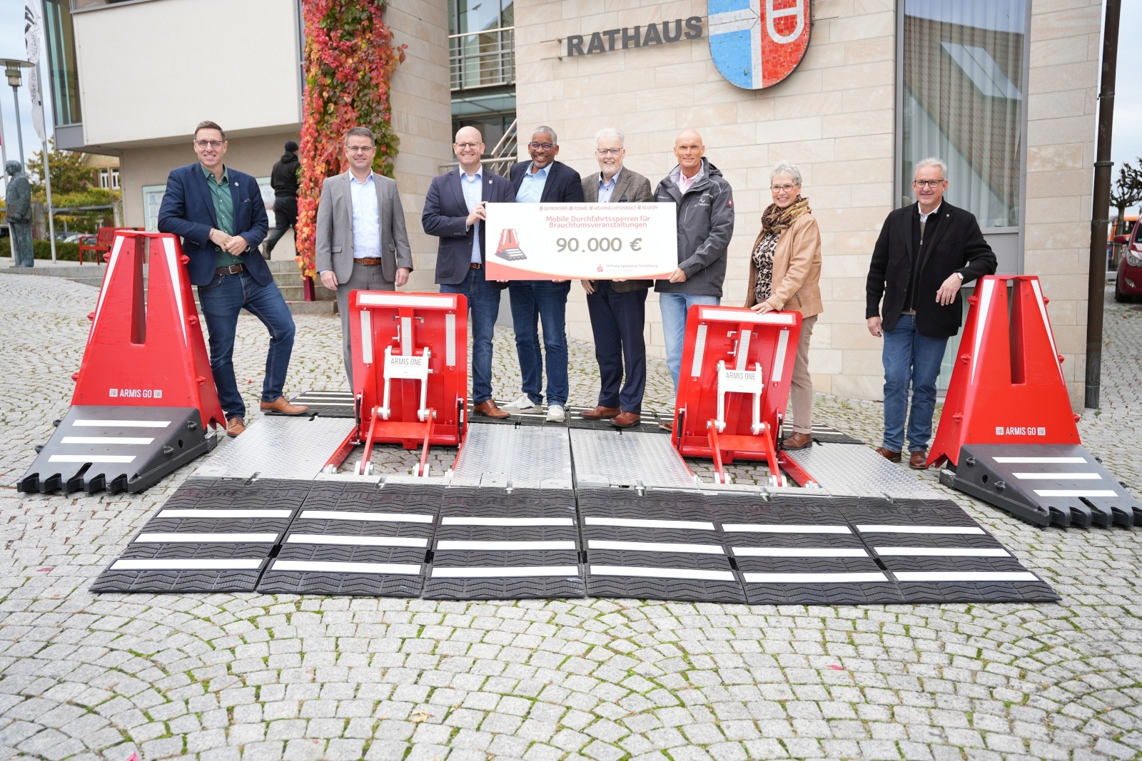 Gruppenfoto zur symbolischen Spendenübergabe, siehe auch Bildunterschrift.