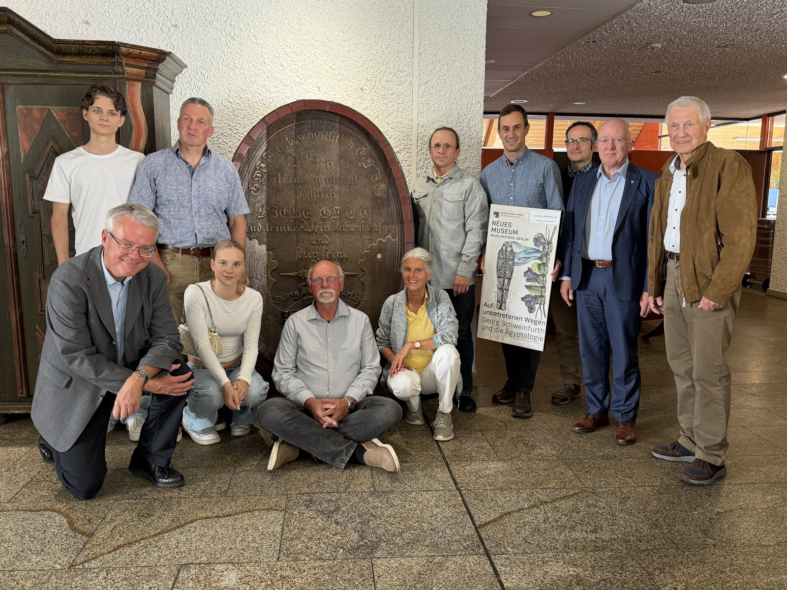 Gruppenfoto mit historischem Fassboden.