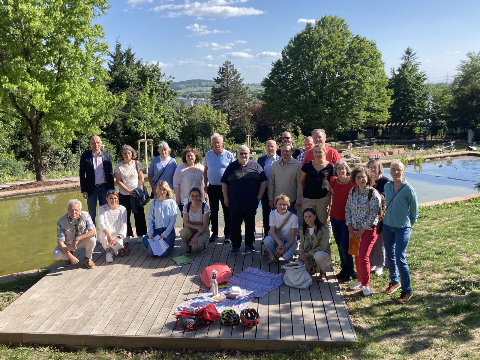Gruppenfoto vieler Menschen, die zum Gelingen der neuen Stadtwingertanlage beigetragen haben.