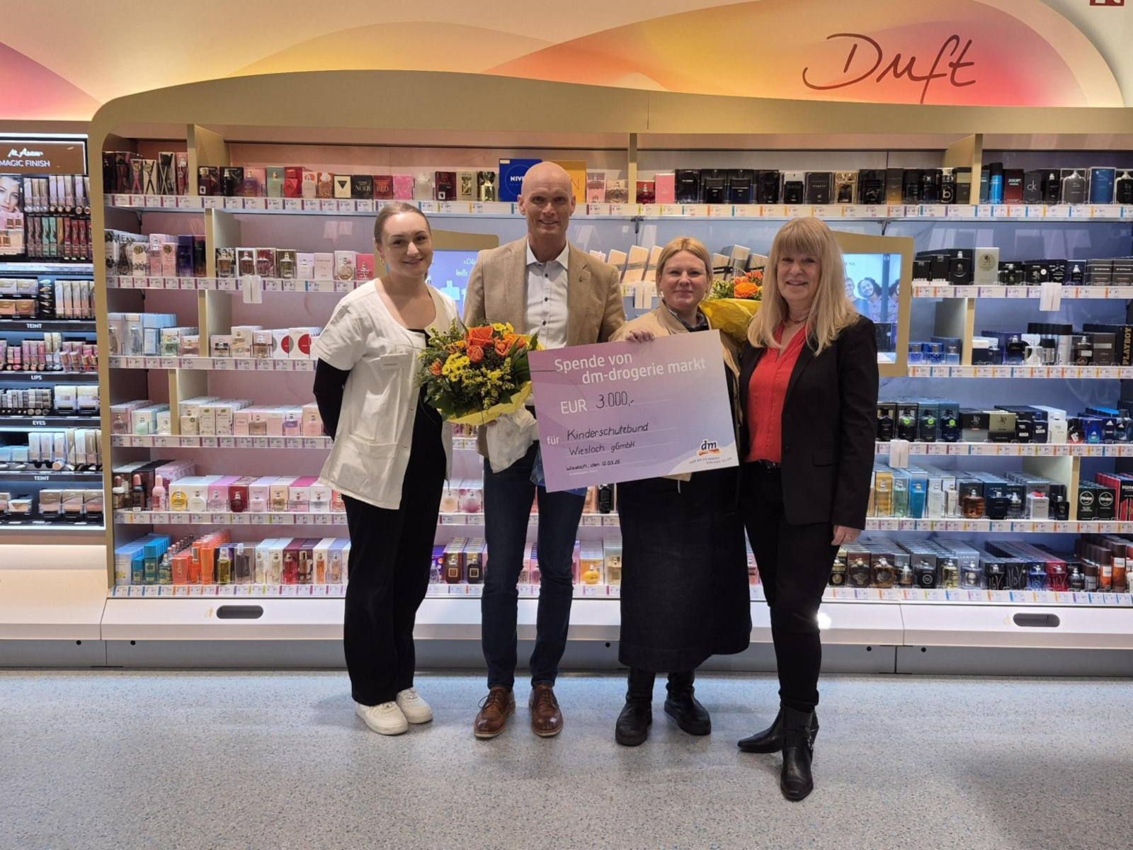 Spendenübergabe im neuen DM-Markt.