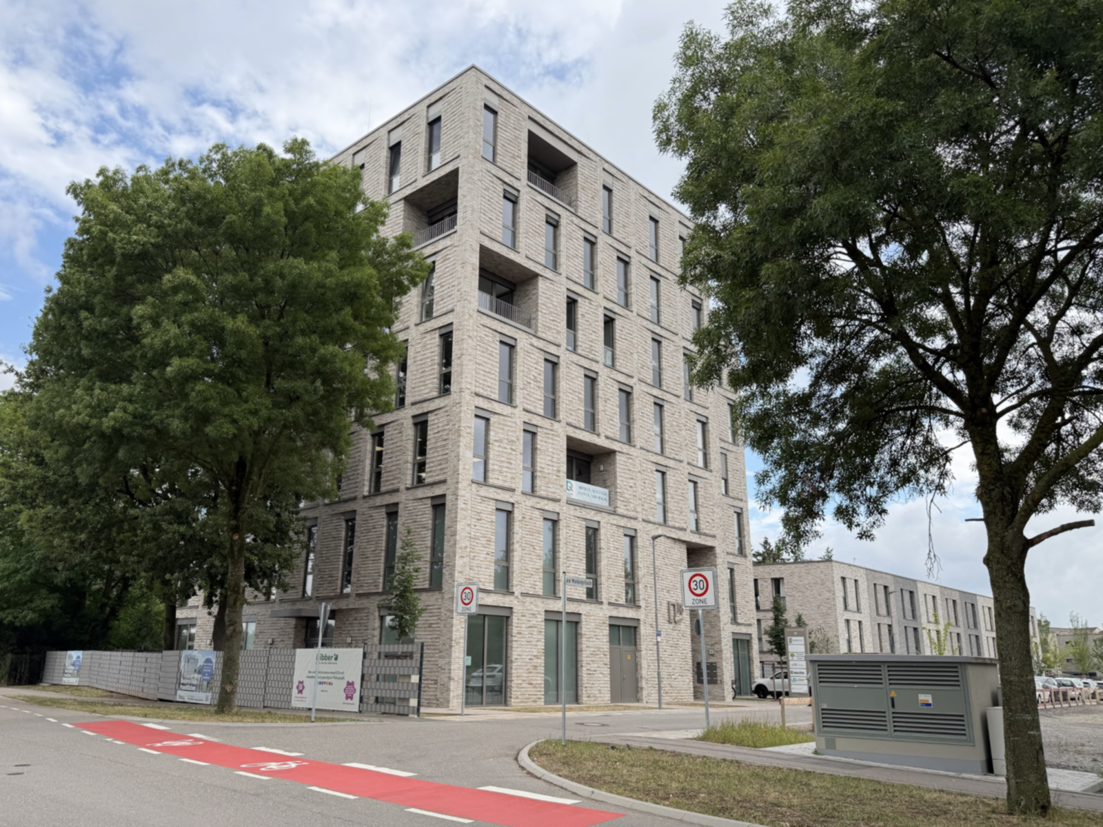 Moderner Turm mit Kita, Büro- und Praxisräumen verteilt auf 7 Stockwerke.