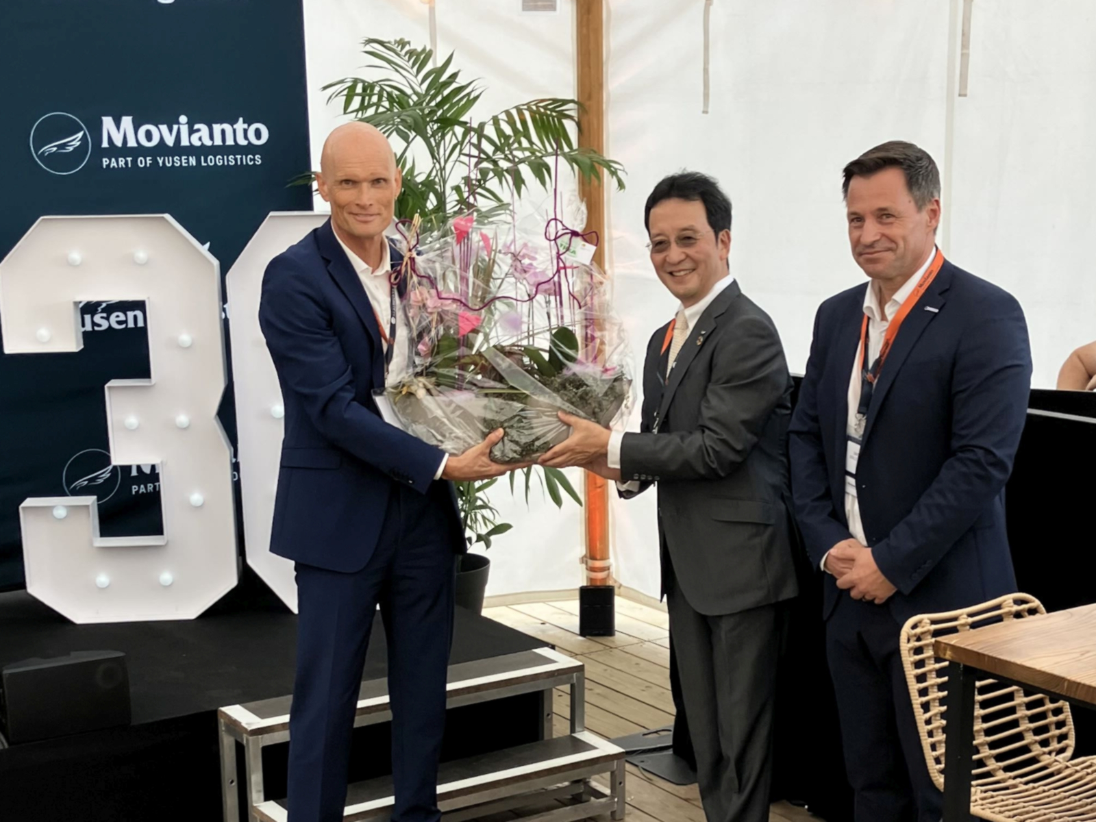 Oberbürgermeister Dirk Elkemann gratuliert zur Eröffnung.