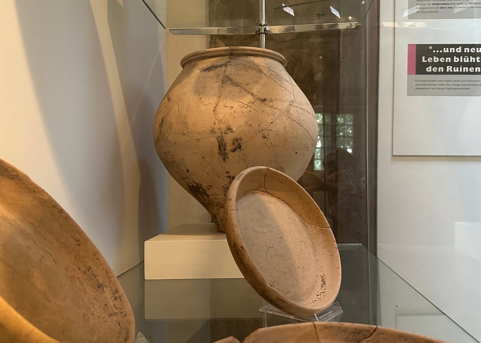 Ausgestellte Urne aus gebranntem Ton.