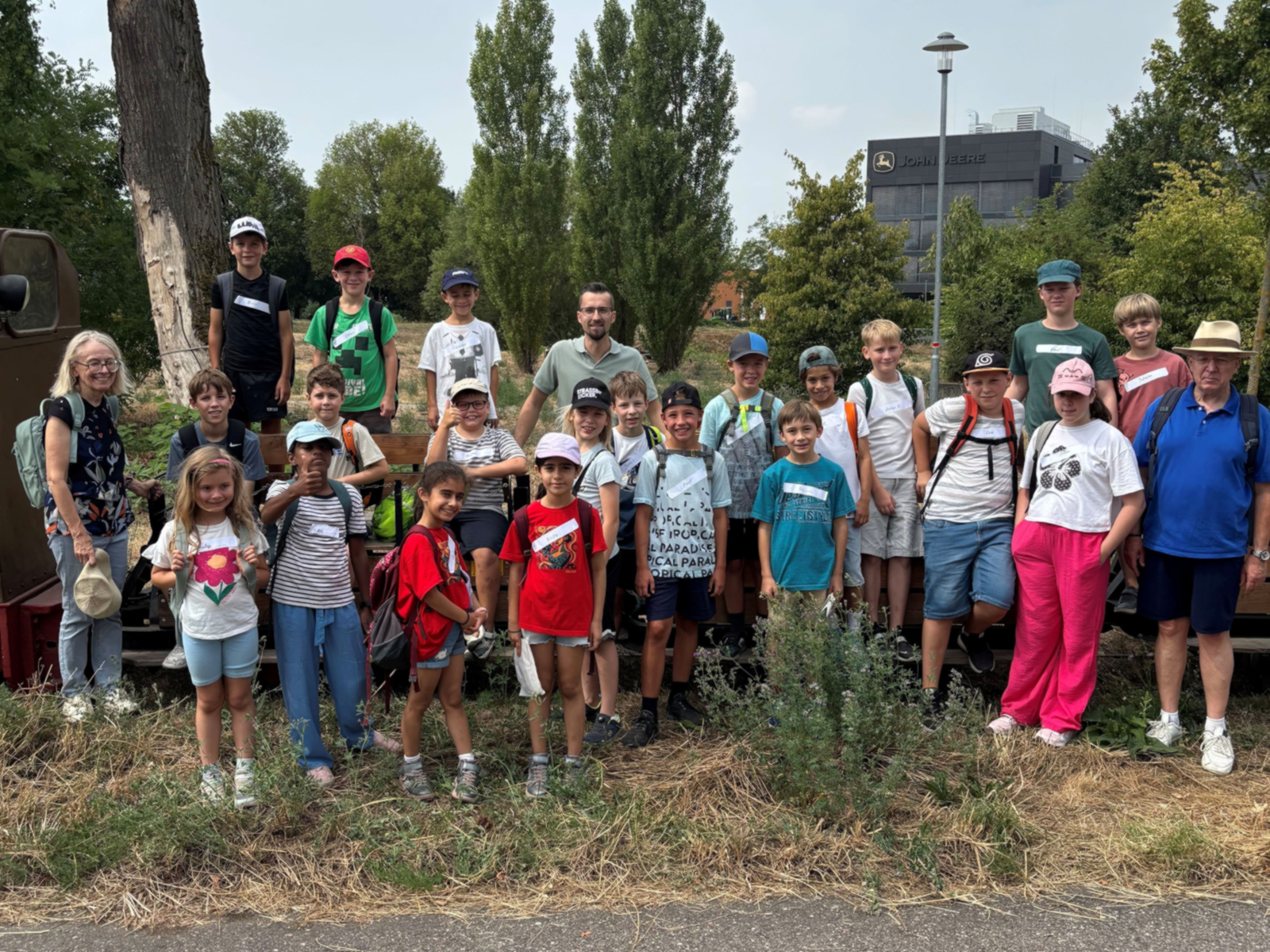 Gruppenfoto mit Bürgermeister Sauer bei den Feldbahnfreunden.