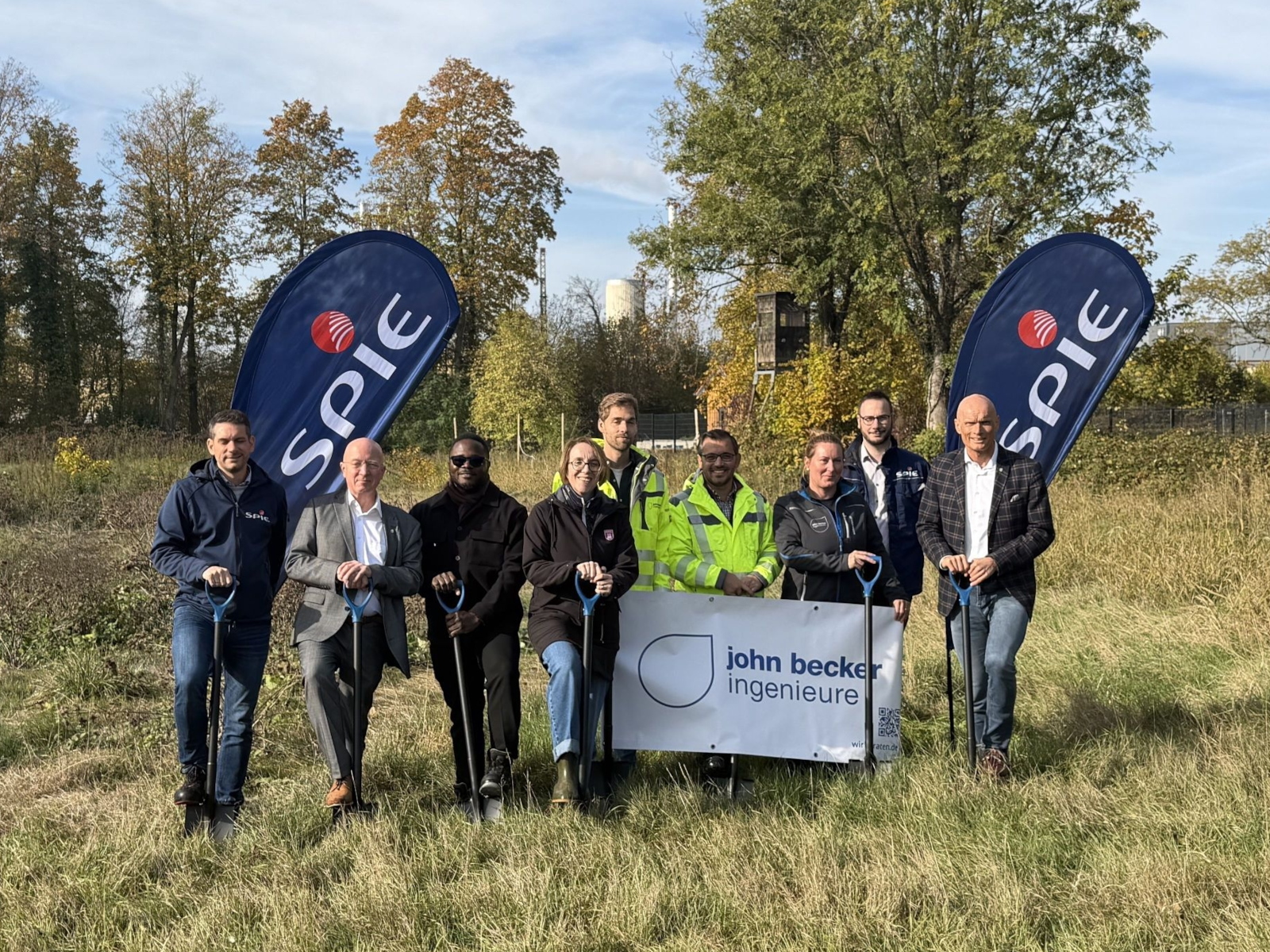 Gruppenfoto des gemeinsamen symbolischen Spatenstichs.
