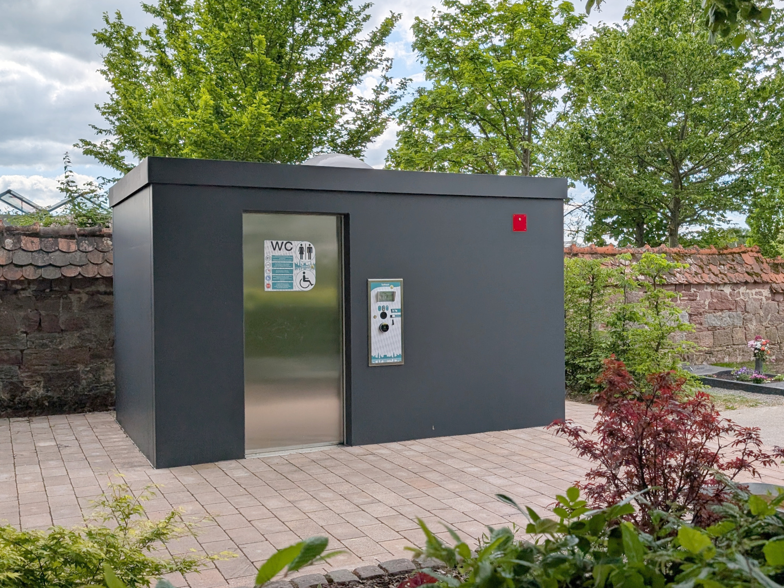 Modernes, Barrierefreies Toilettenhäuschen auf dem Hauptfriedhof.