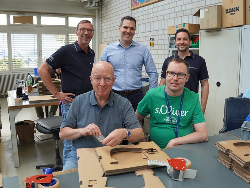 Olympia-Sportbecken mit Startblöcken.
