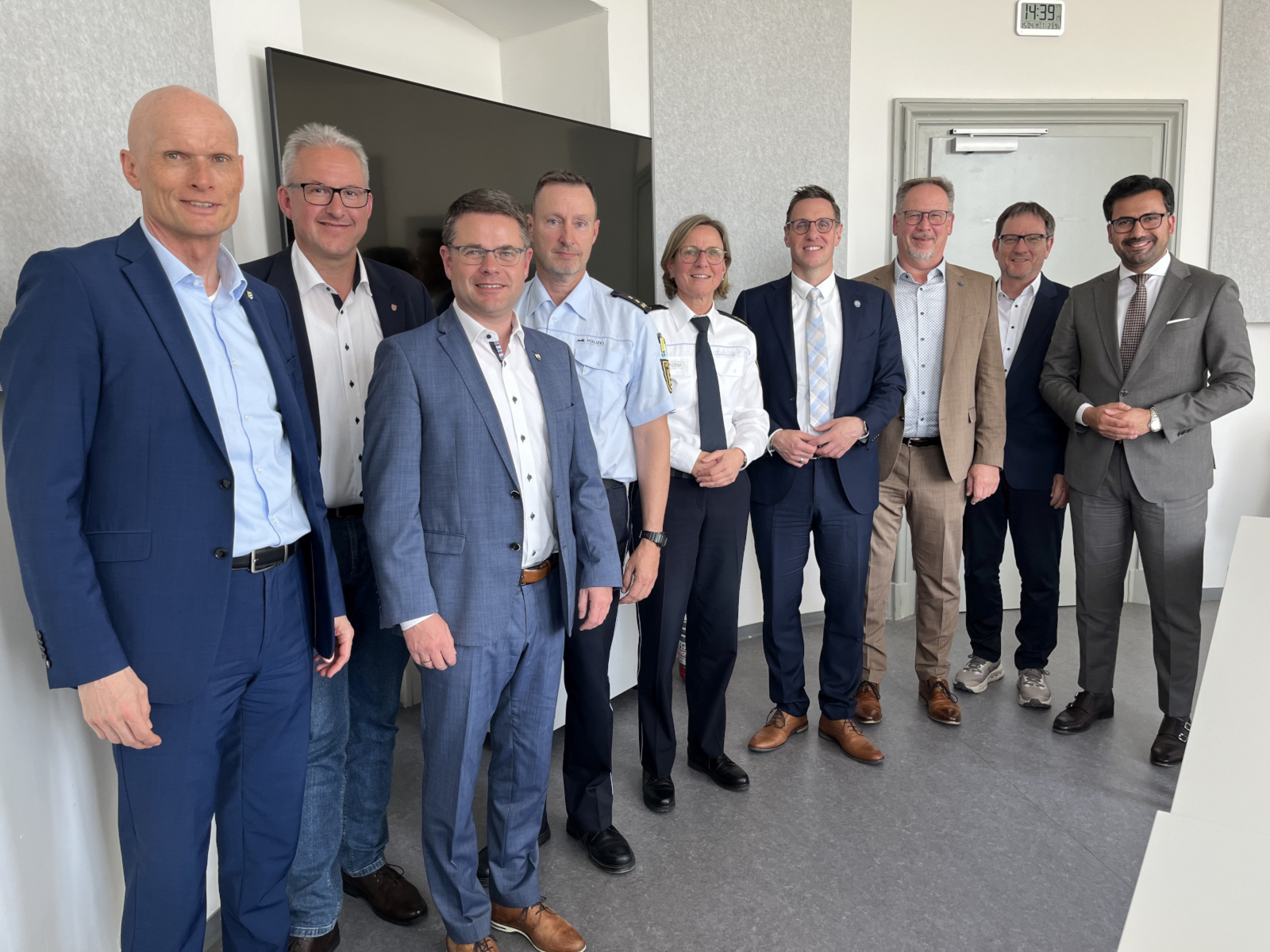 Gruppenfoto mit allen Beteiligten des Spitzengesprächs.