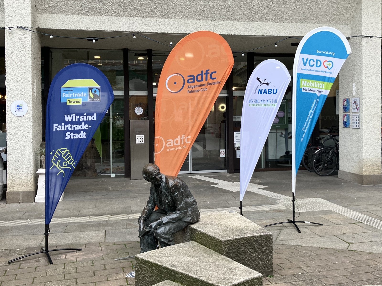 Fahnen vor dem Rathaus weisen auf die Veranstaltung hin.