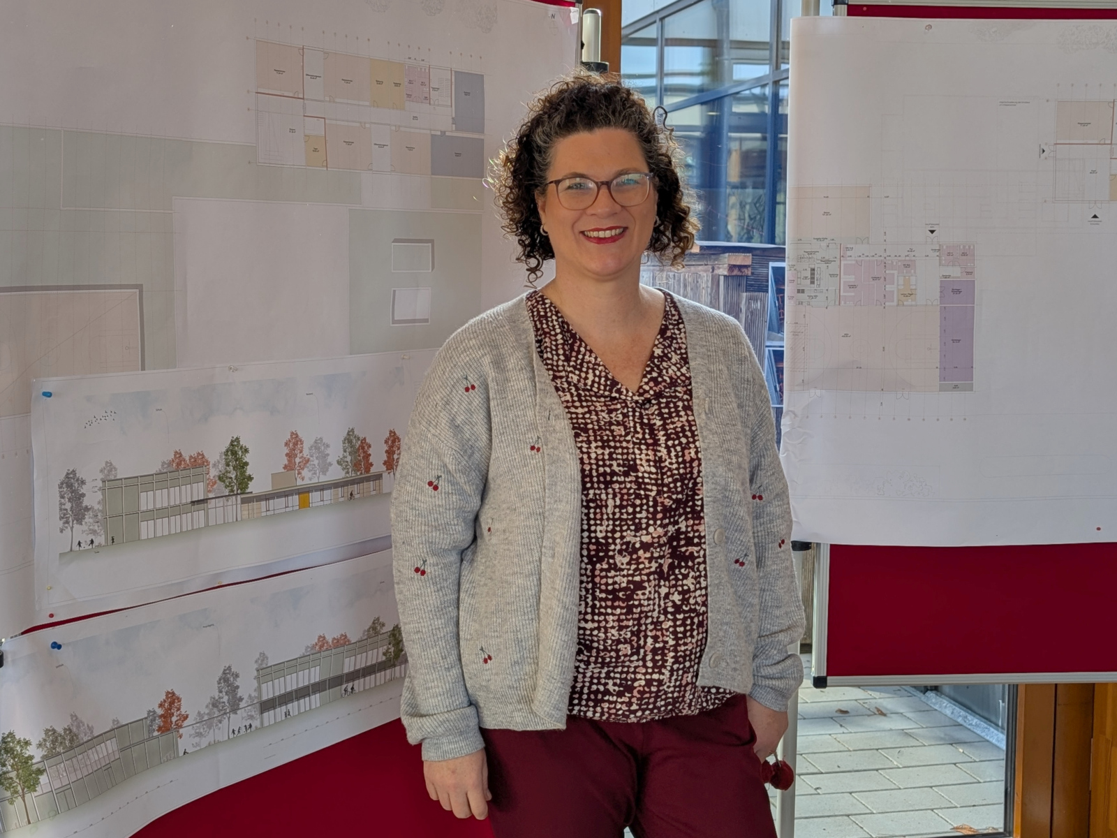 Schulleiterin Esther Kirsch vor den Umbau-Plänen der Grundschule.