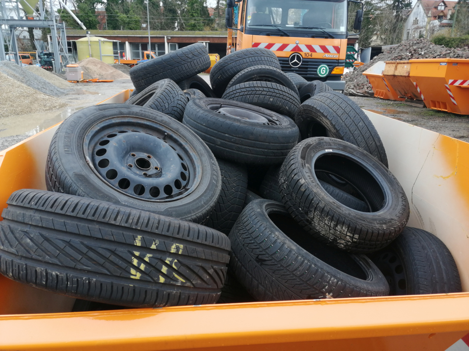 Mit Autoreifen gefüllter Container auf dem Bauhof-Gelände.