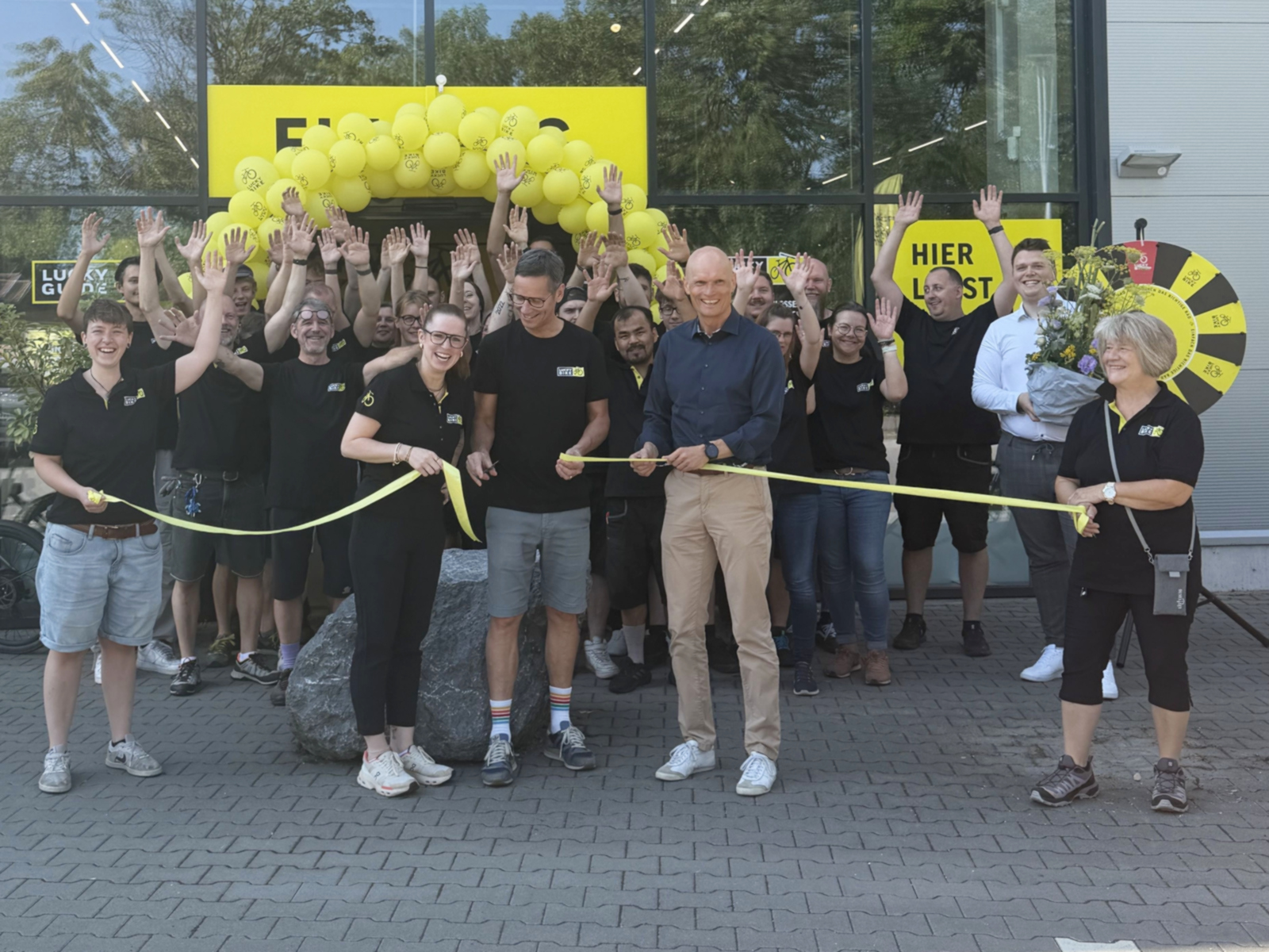 OB Dirk Elkemann gratuliert Christoph Rosenthal und Nastassja Brand zur Neueröffnung.