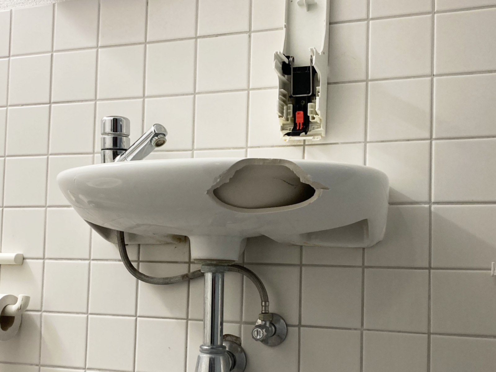 Waschbecken mit massivem Loch am vorderen Rand.