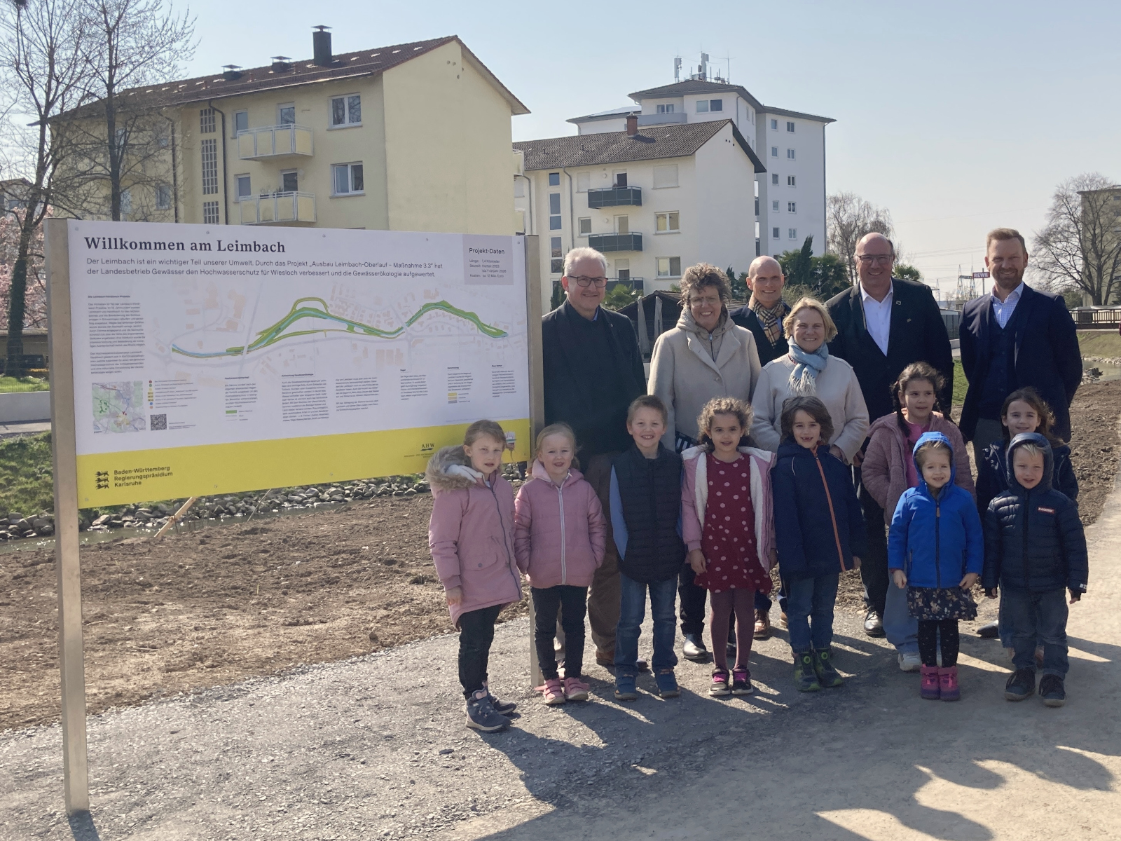 Gruppenfoto zur Eröffnung mit Regierungspräditentin Felder, OB Elkemann, BM Renschler, Landtagsabgeordneten und Kindern einer benachbarten Kita..