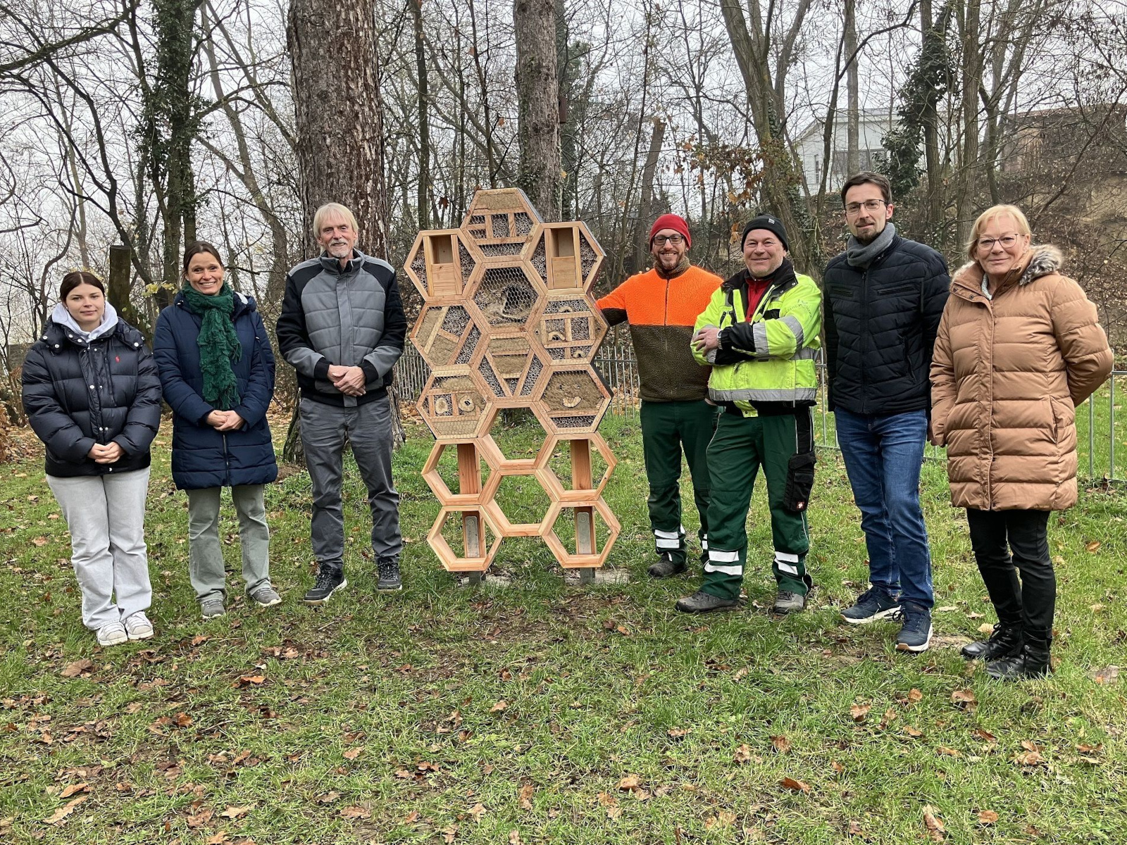 Neu aufgestellte Wildbienen-Nisthilfe mit Workshop-Teilnehmenden.