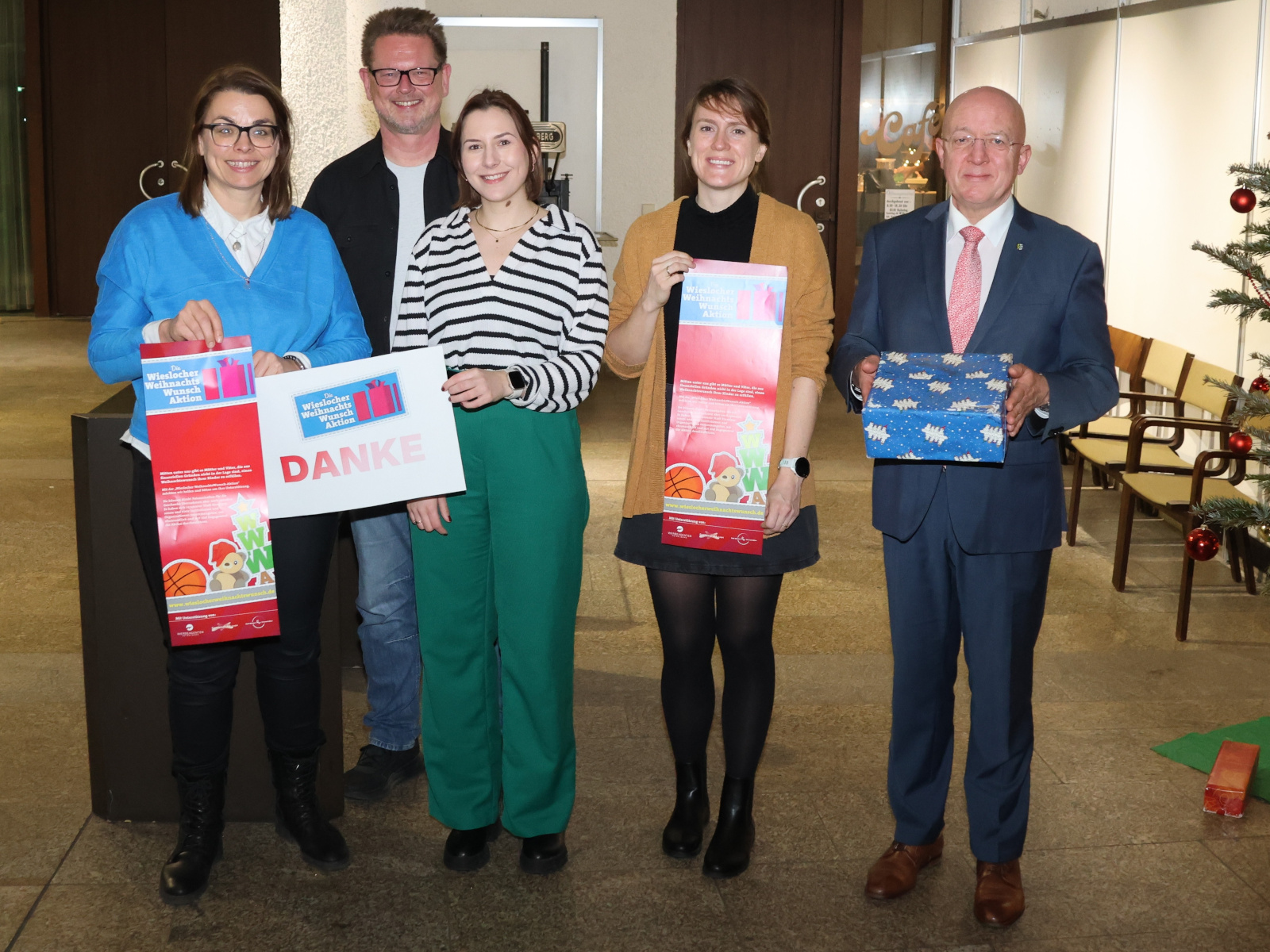 Auf dem Foto: Ines Adam, Jindro Stehlik, Marina Sandritter (MLP), Eva Helmlinger (HDM) und Bürgermeister Ludwig Sauer.