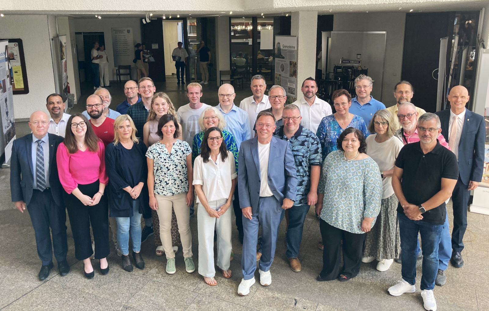 Ratsmitglieder mit OB Dirk Elkemann und BM Ludwig Sauer bei der konstituierenden Sitzung im Juli 2024. Ratsmitglieder mit OB Dirk Elkemann und BM Ludwig Sauer bei der konstituierenden Sitzung im Juli 2024.