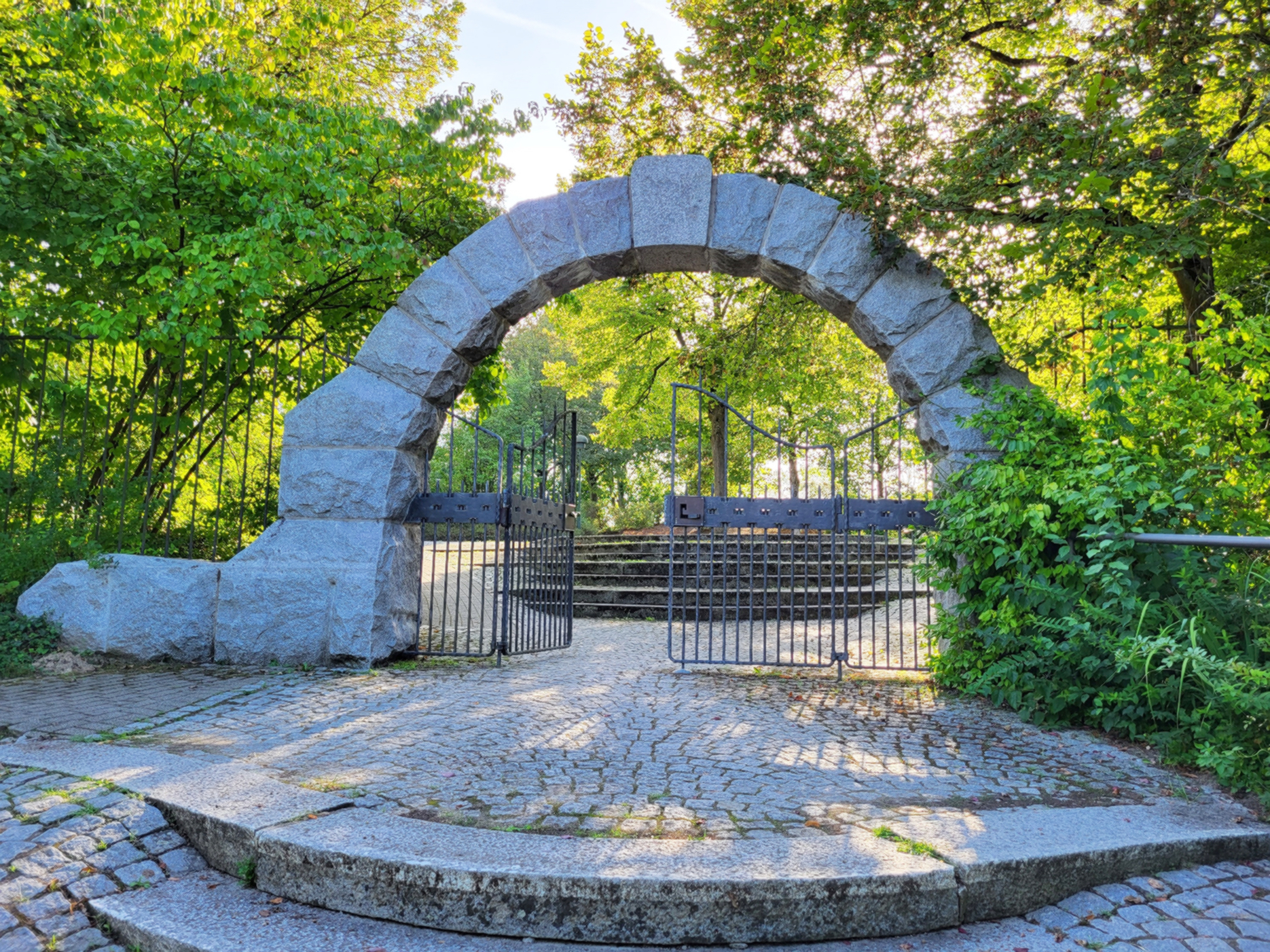 Eingangsportal des Bergfriedhof Baiertal.
