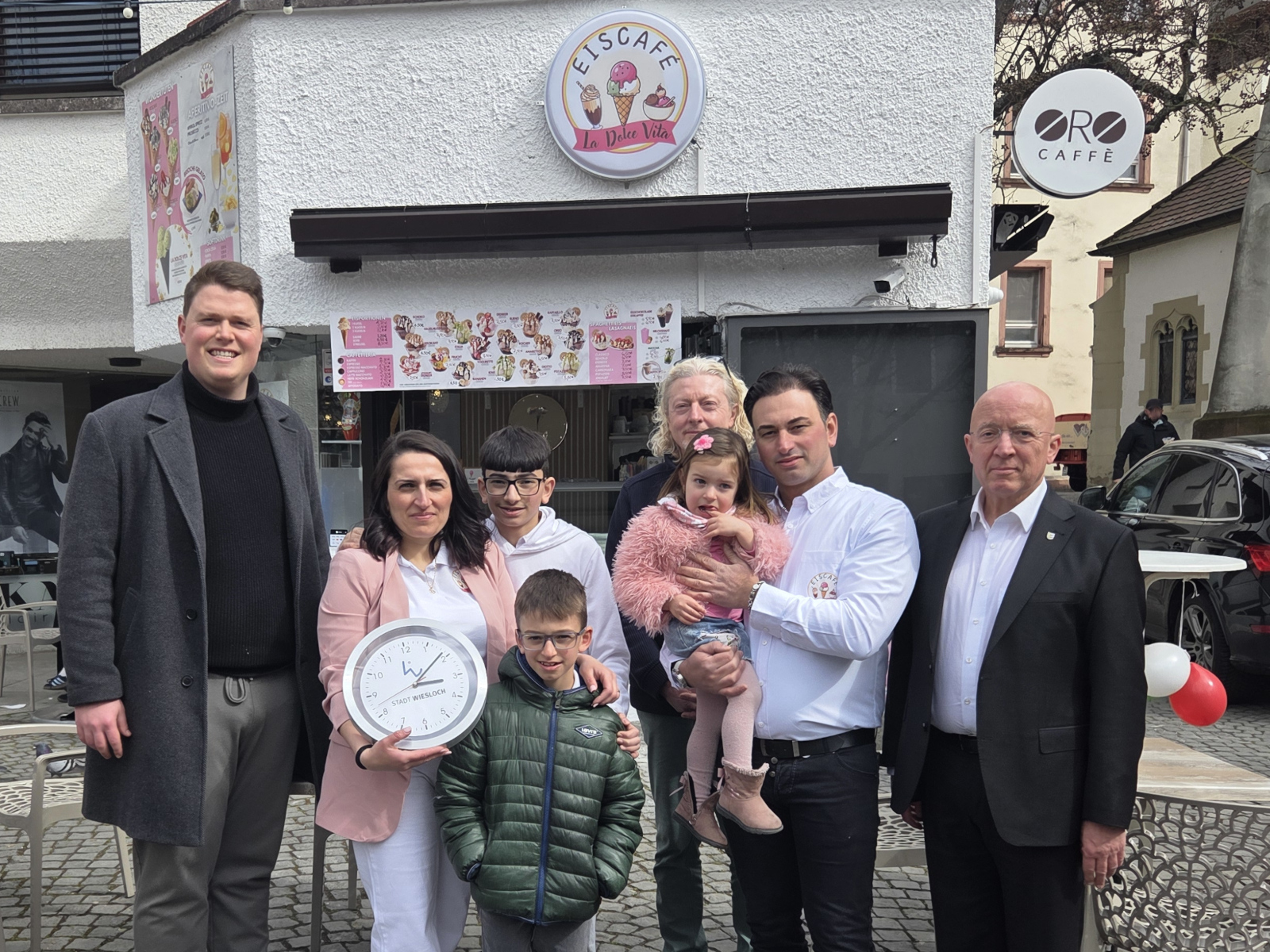 Besuch bei Familie Minacori, die ein neues Eiscafé eröffnen.