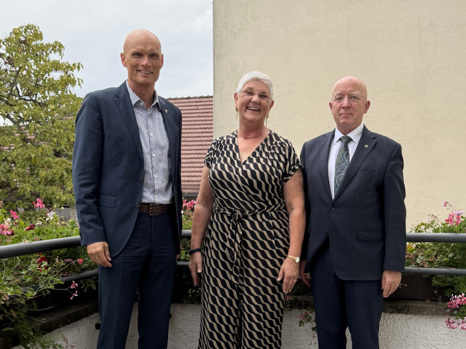 OB Elkemann und BM Sauer gratulieren Doris Lang zum Jubiläum.