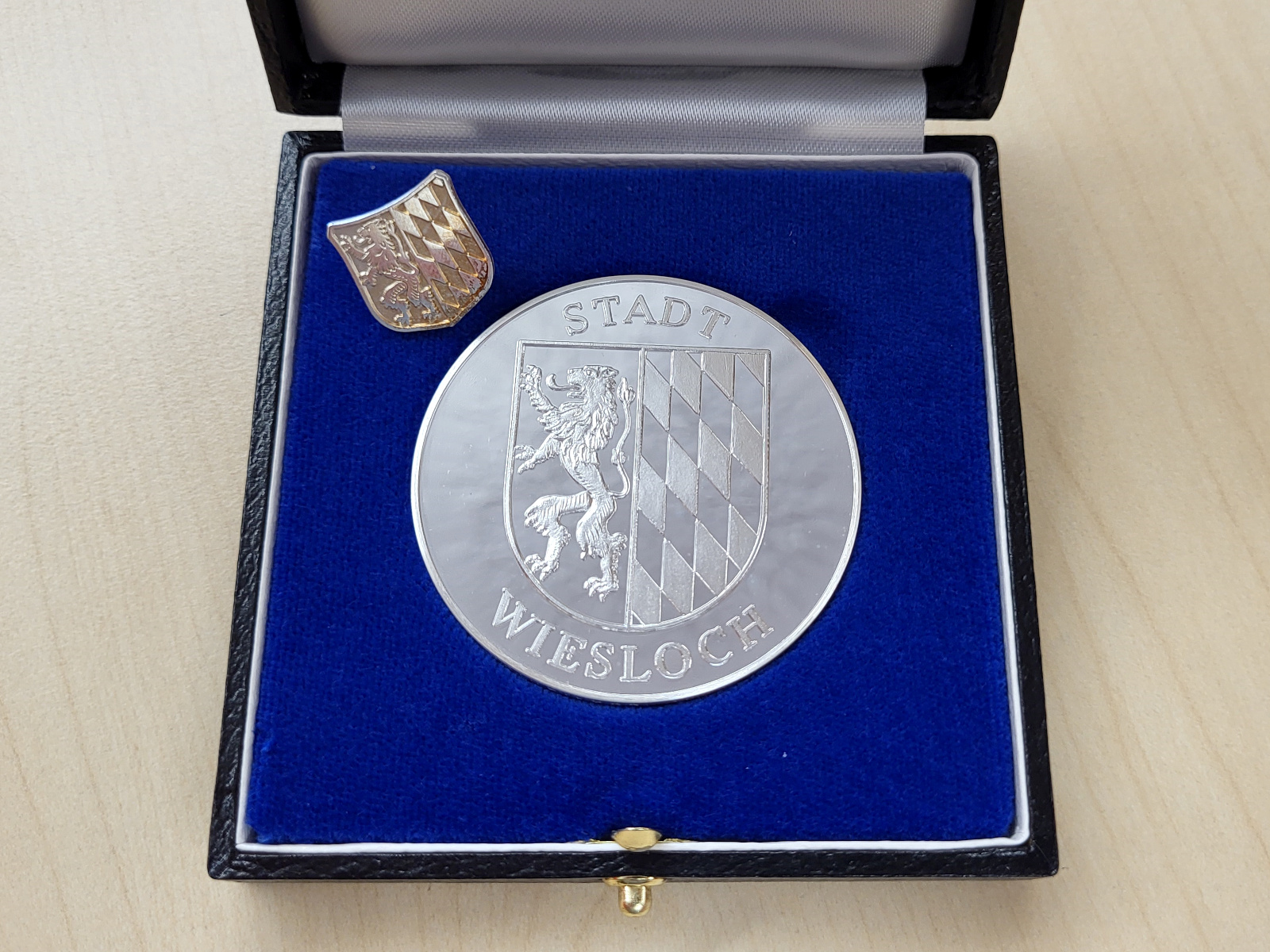 Silberfarbene Ehrenplakette der Stadt Wiesloch, mit zusätzlichem Stadtwappen-Anstecker.