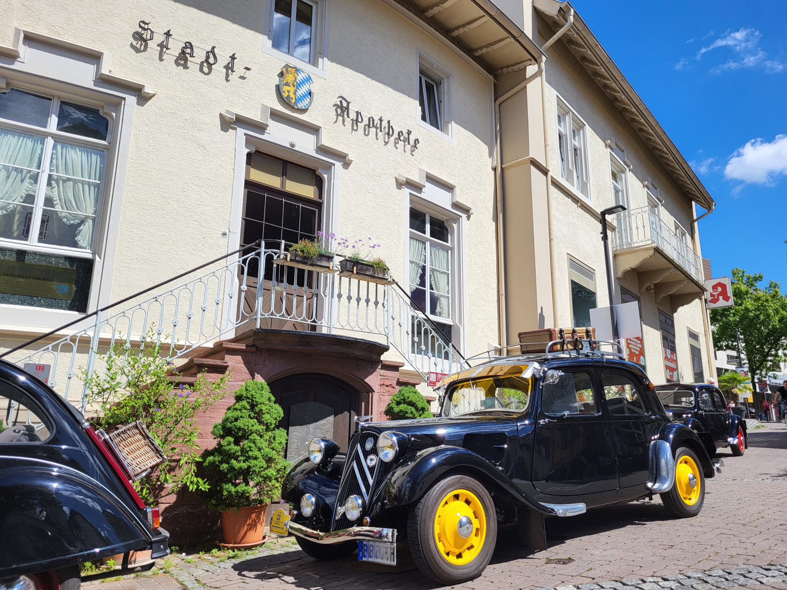 Besuch des Apothekenmuseums vom Citroen-Veteranen-Club im Mai 2024. 