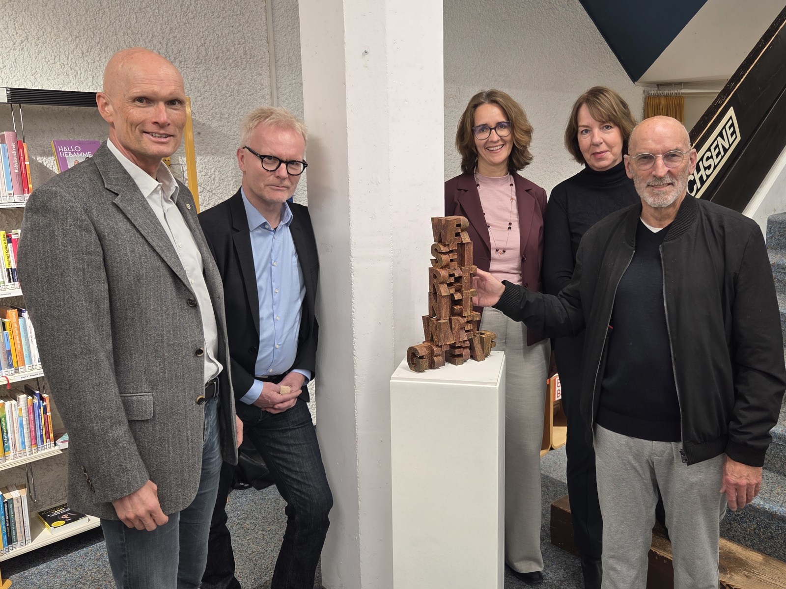 Gruppenfoto bei der offiziellen Übergabe des Kunstwerks.