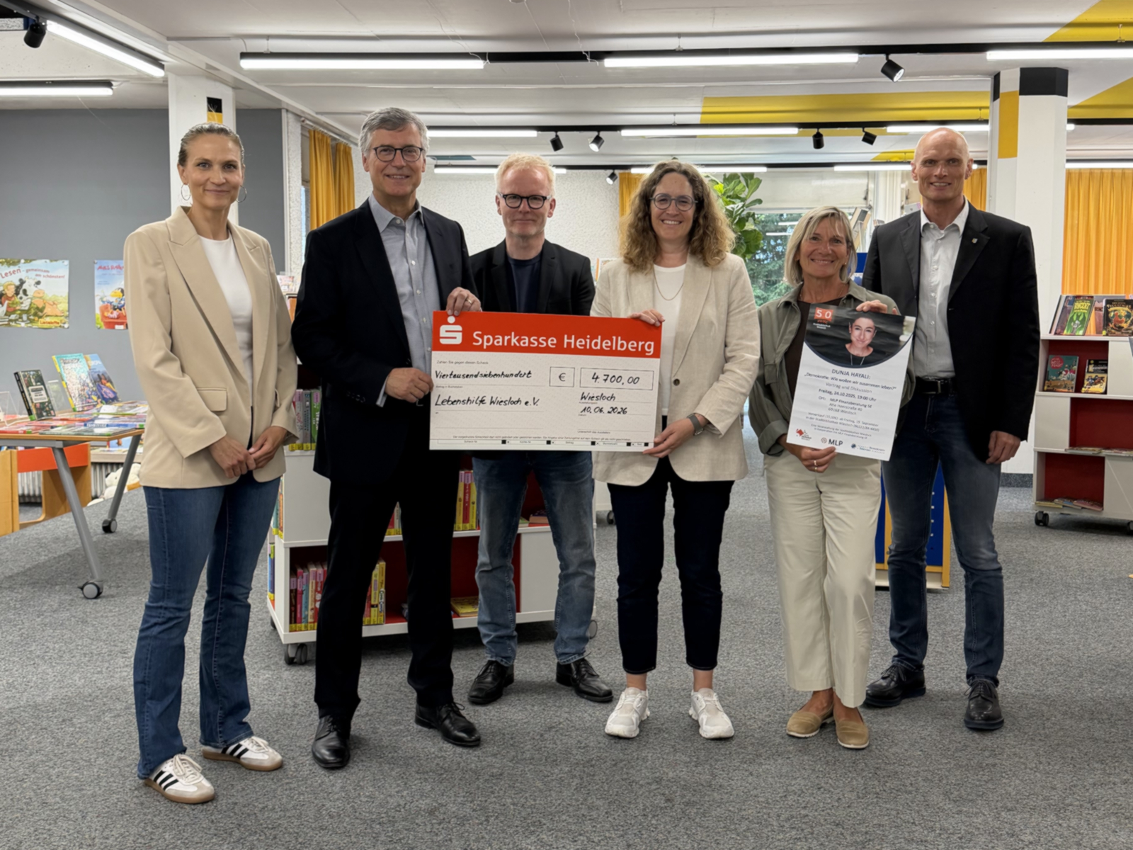 V.l.n.r.: Lena Mayer und Reinhard Loose, MLP. Thomas Michael, Leiter Stadtbibliothek. Katharina Ebbecke und Bettina Stegmüller, Lebenshilfe Wiesloch. OB Dirk Elkemann.