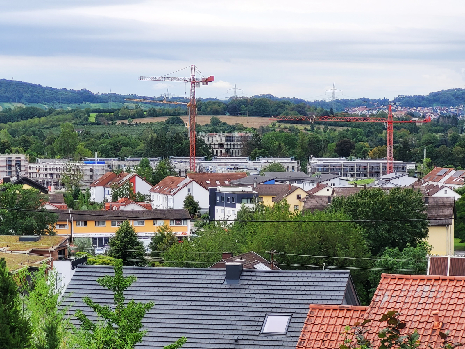 Blick über die Dächer von Wiesloch auf das neue Wohngebiet Quartier am Bach.