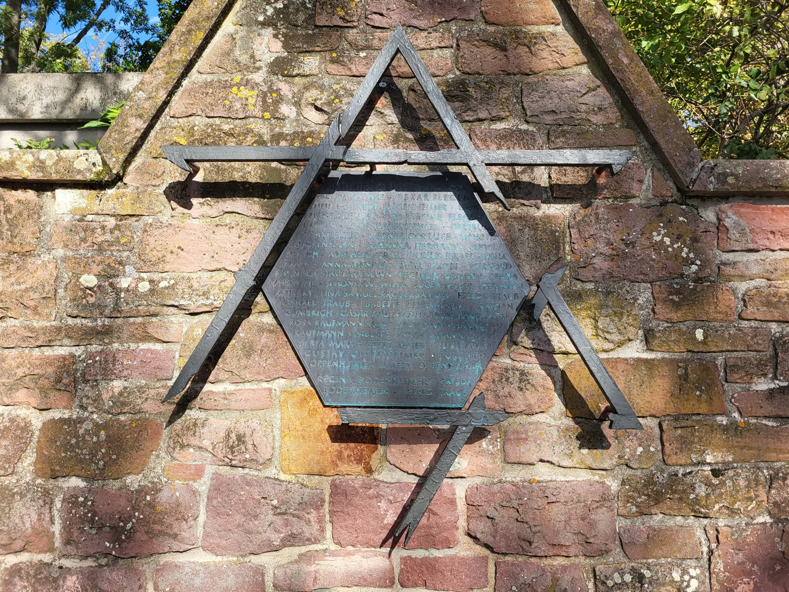 Gedenktafel aus Bronze in Form eines gebrochenen Davidsterns.