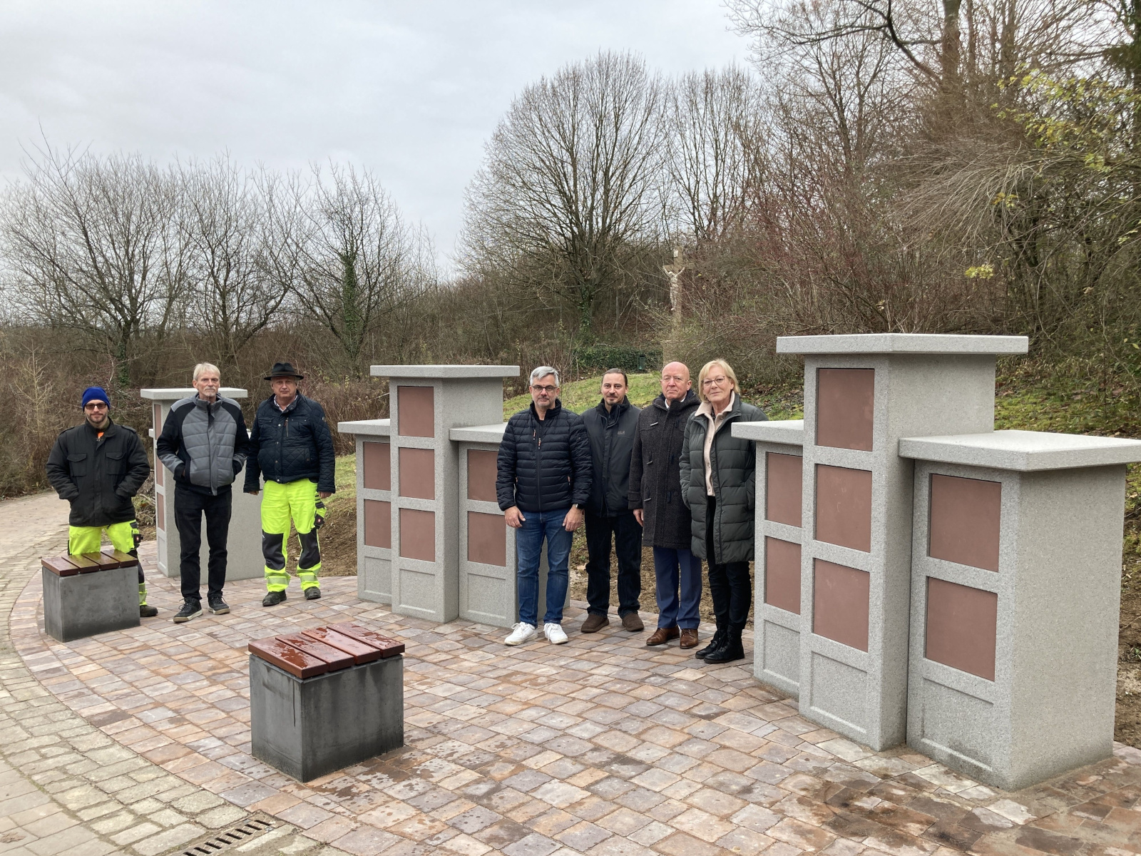 Neues Urnenstelen-Esemble vor dem Kreuzhügel.