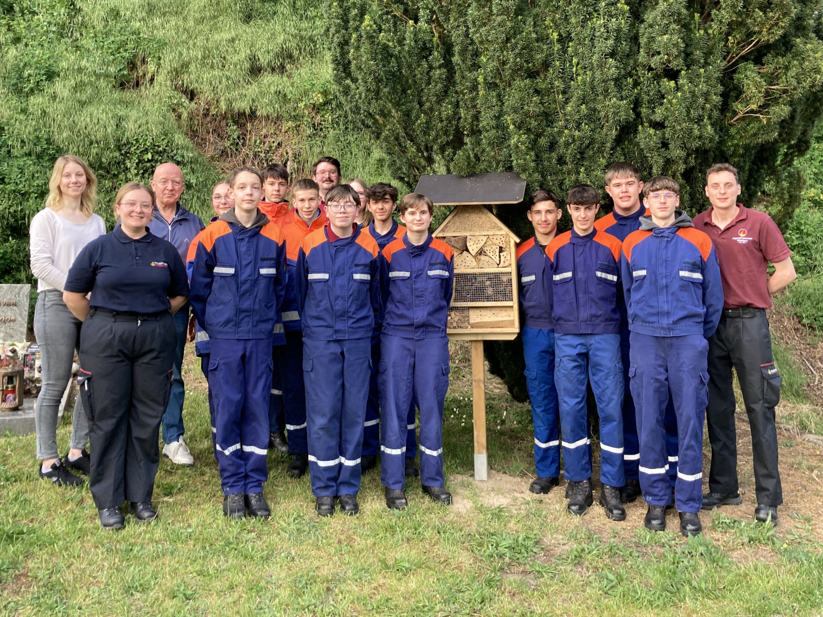 Gruppenfoto mit Insektenhotel