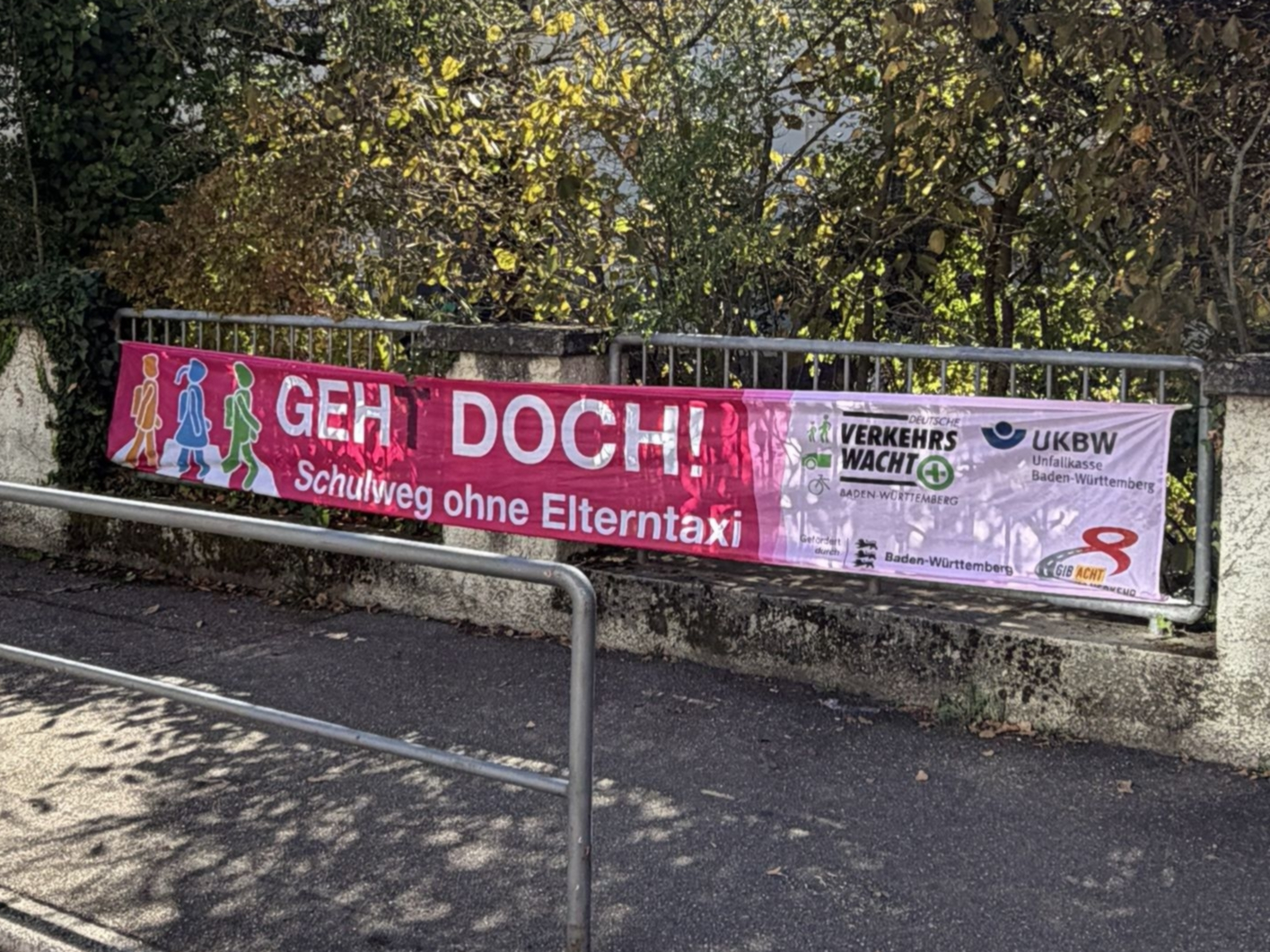 Werbebanner mit dem Text Schulweg ohne Elterntaxi