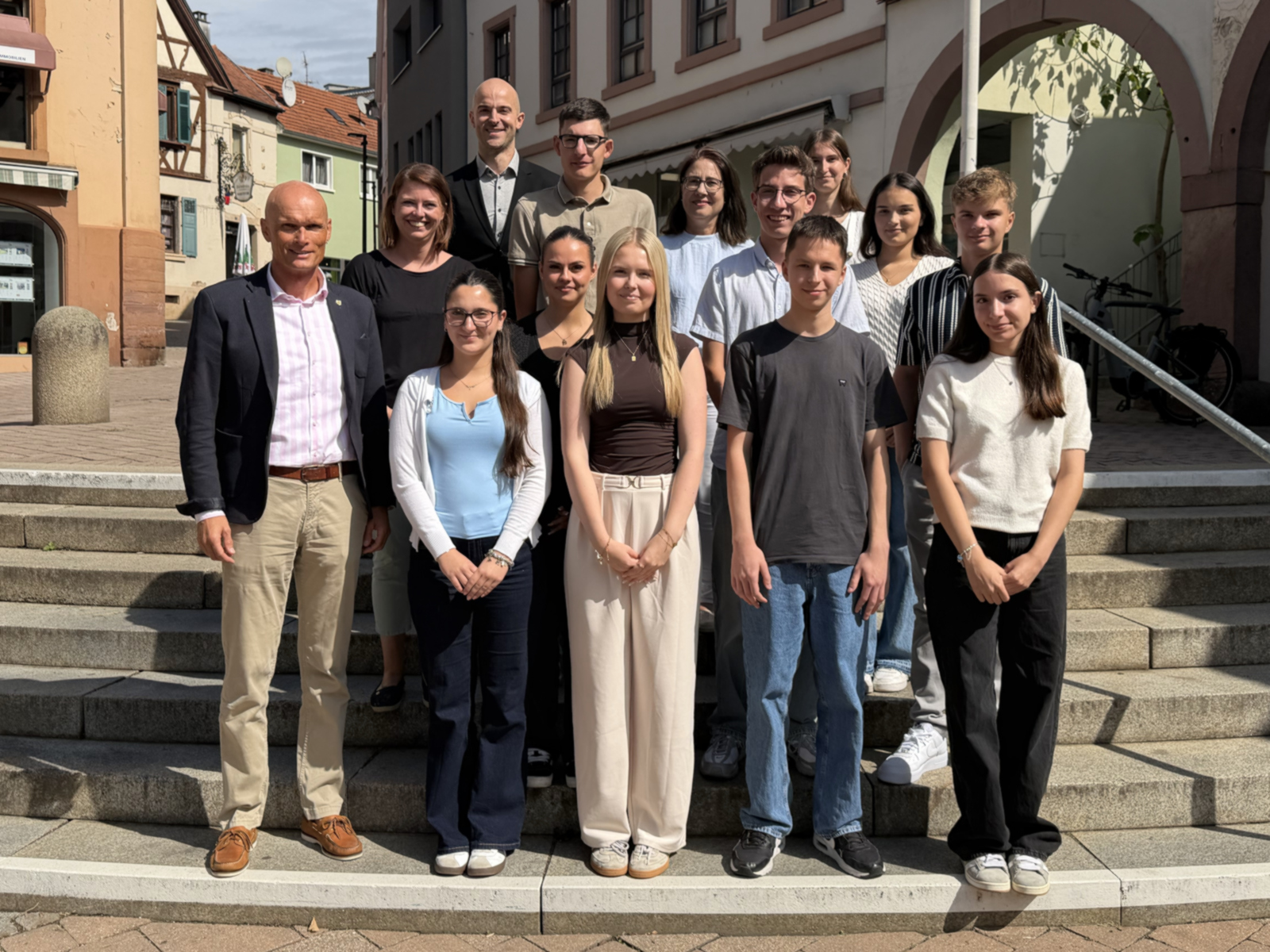Gruppenfoto der neuen mit OB Elkemann und Mitarbeitenden der Personalstelle. 