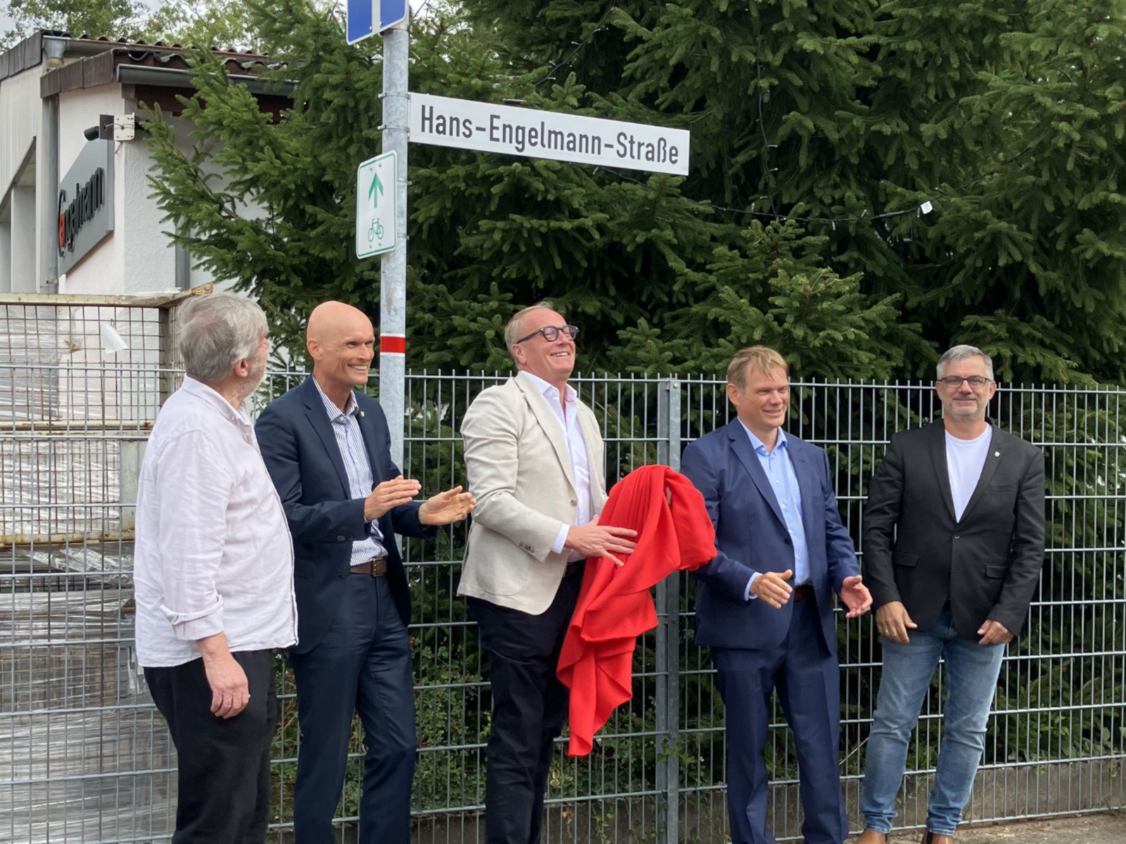 Enthüllung des neuen Straßennamenschilds in Baiertal.