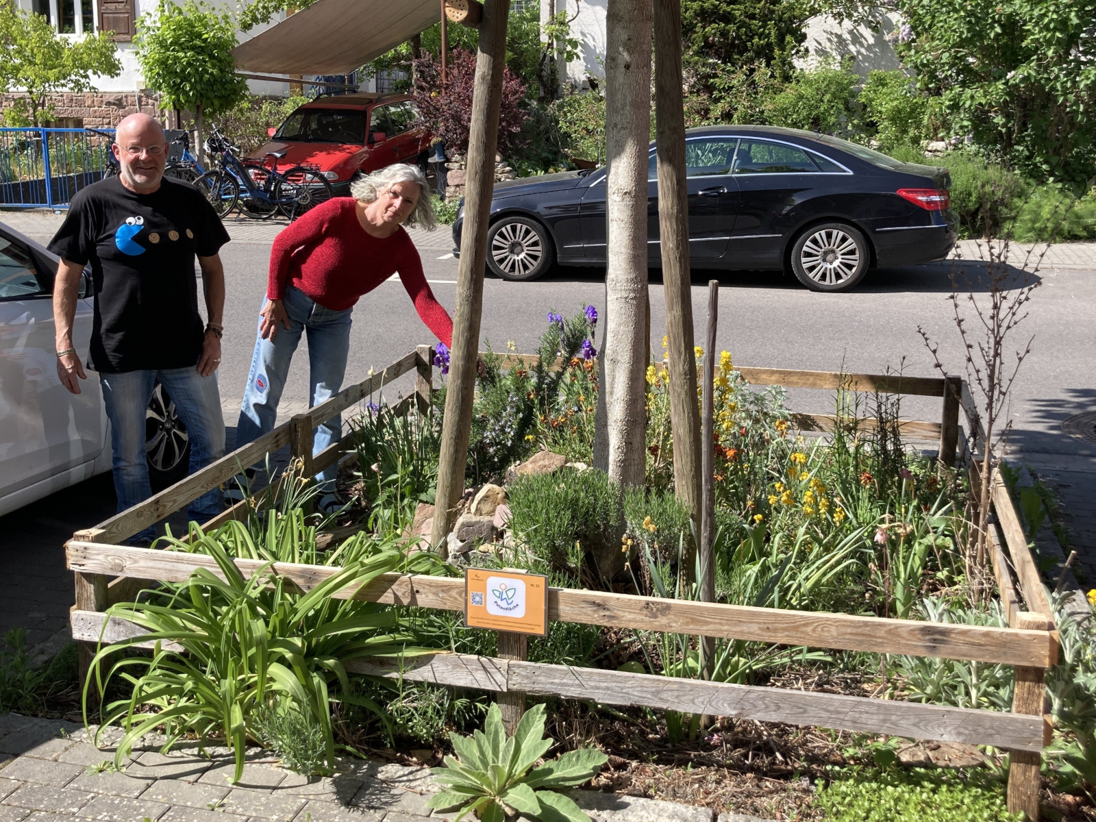 Heidrun Lüll und Dieter Schleich pflegen Flächen in der Gartenstraße.