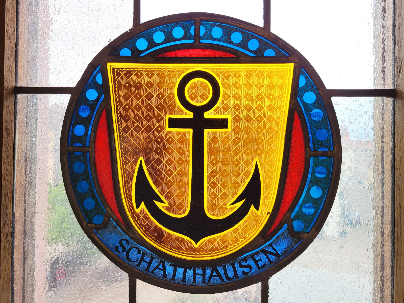 Schatthäuser Wappen als Buntglasfenster gestaltet.