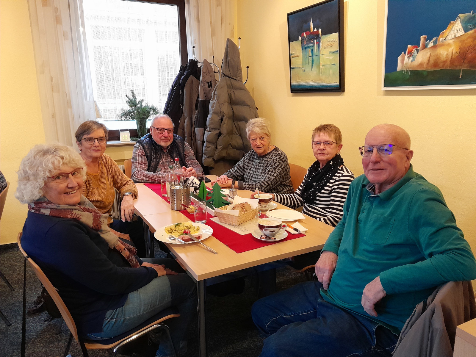 Gesellige Runde beim Markt-Café.