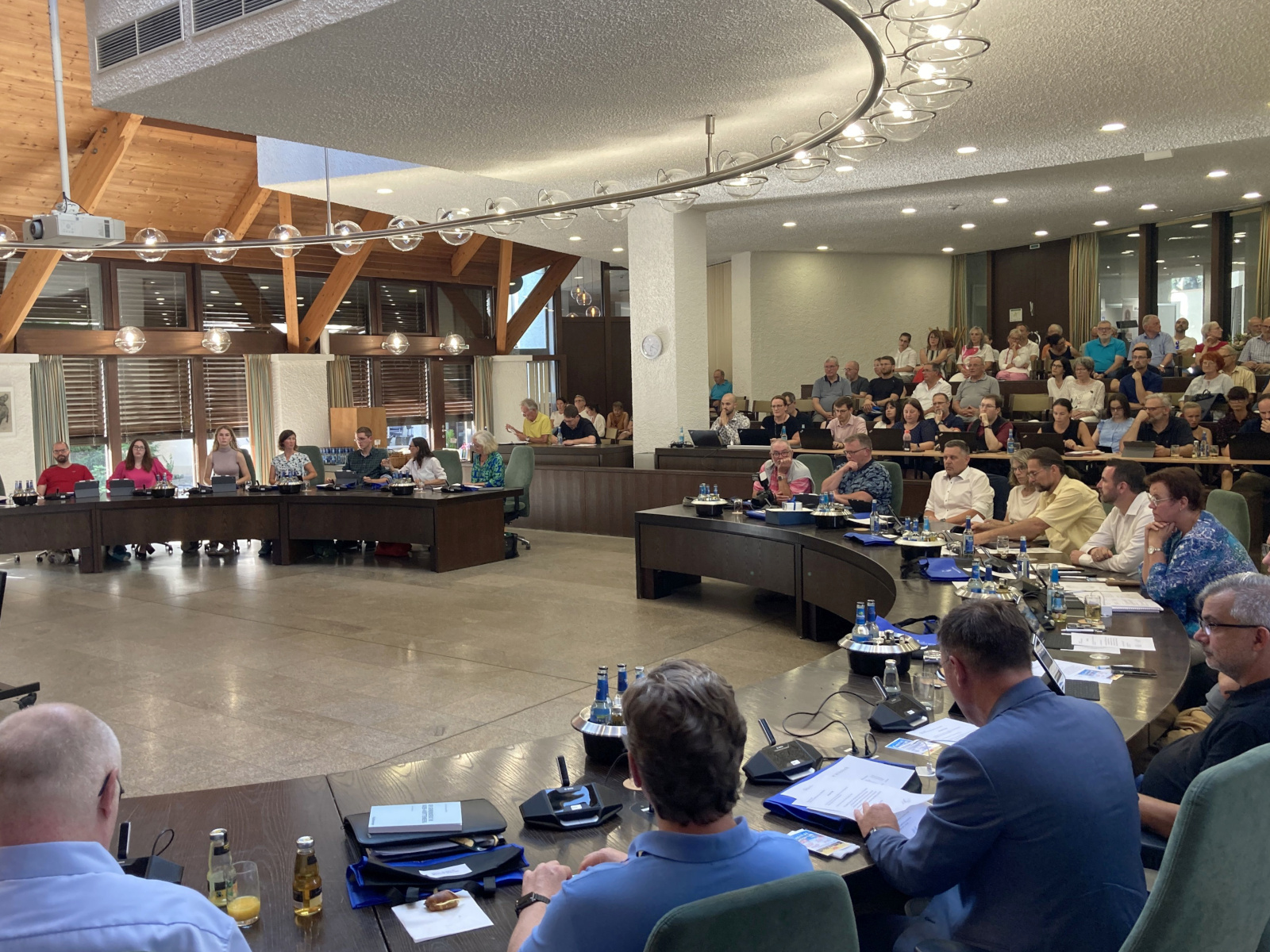 Gemeinderatssitzung am großen runden Tisch im Ratssaal.