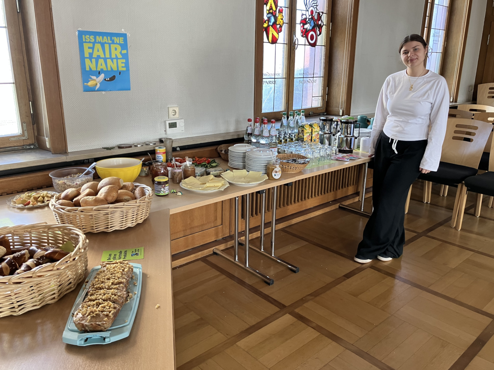 Kim Kief zeigt das Frühstücksbuffet.