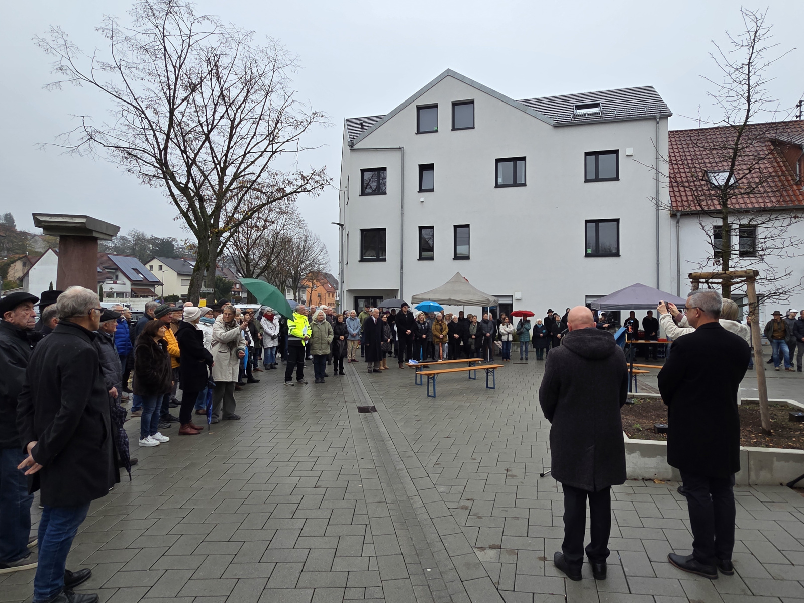 Gemeinsames Gedenken auf dem sanierten Synagogenplatz.