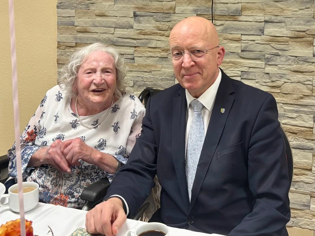 Bürgermeister Ludwig Sauer gratuliert Frieda Ritzhaupt zum 100. Geburtstag.