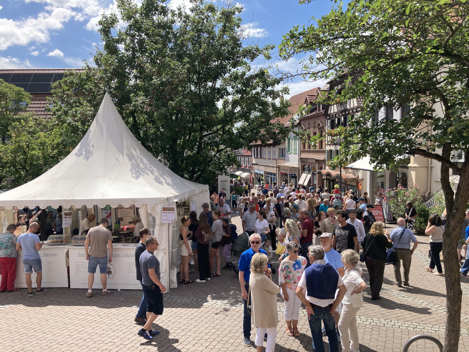 Buntes Treiben in der Fußgängerzone am Evangelischen Kirchplatz.